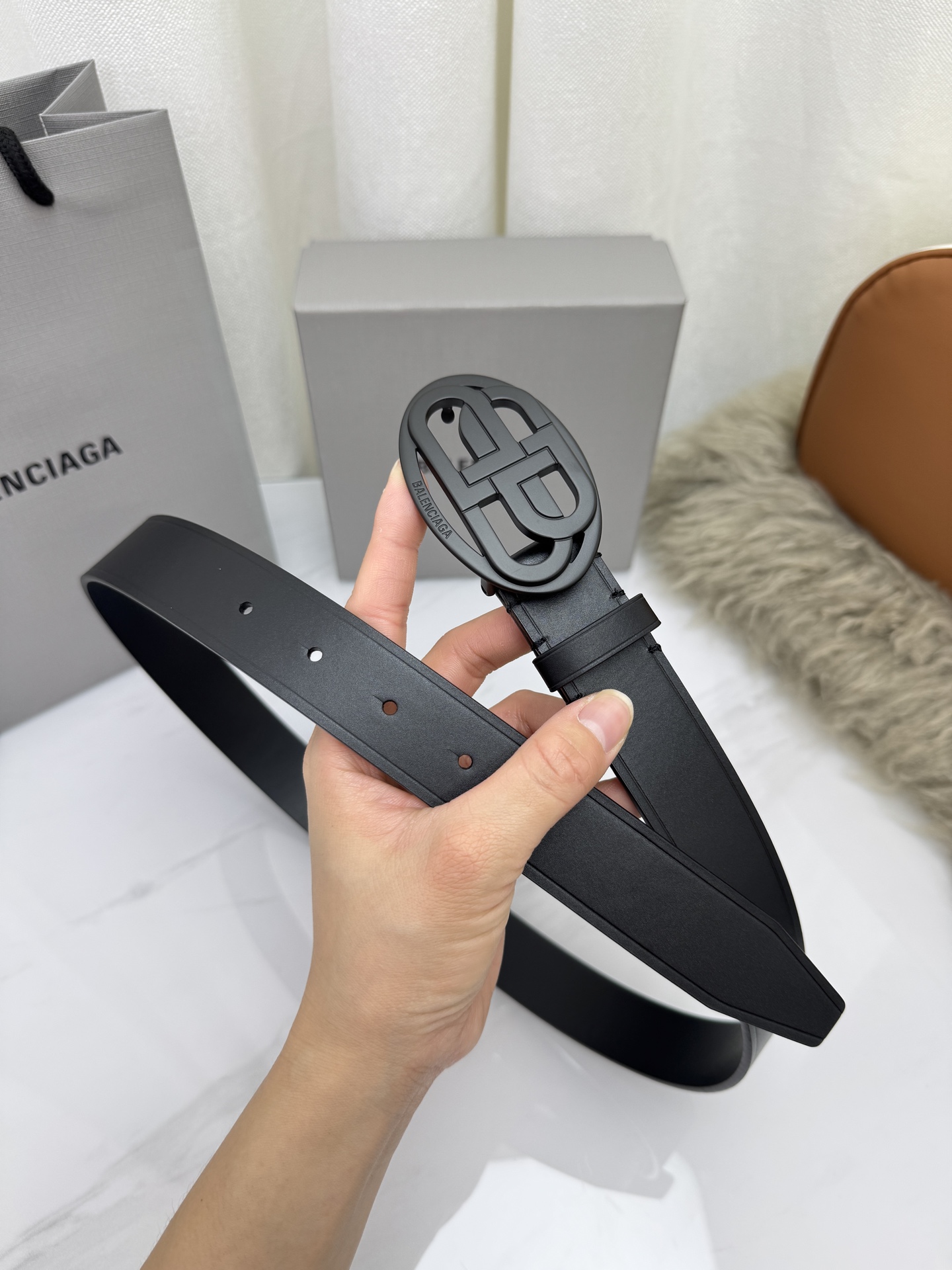巴黎世家（Balenciaga）宽度3.0cm 是法国的奢侈品牌，作为时尚界最具影响力品牌之一的地位。设计师源于：都市时