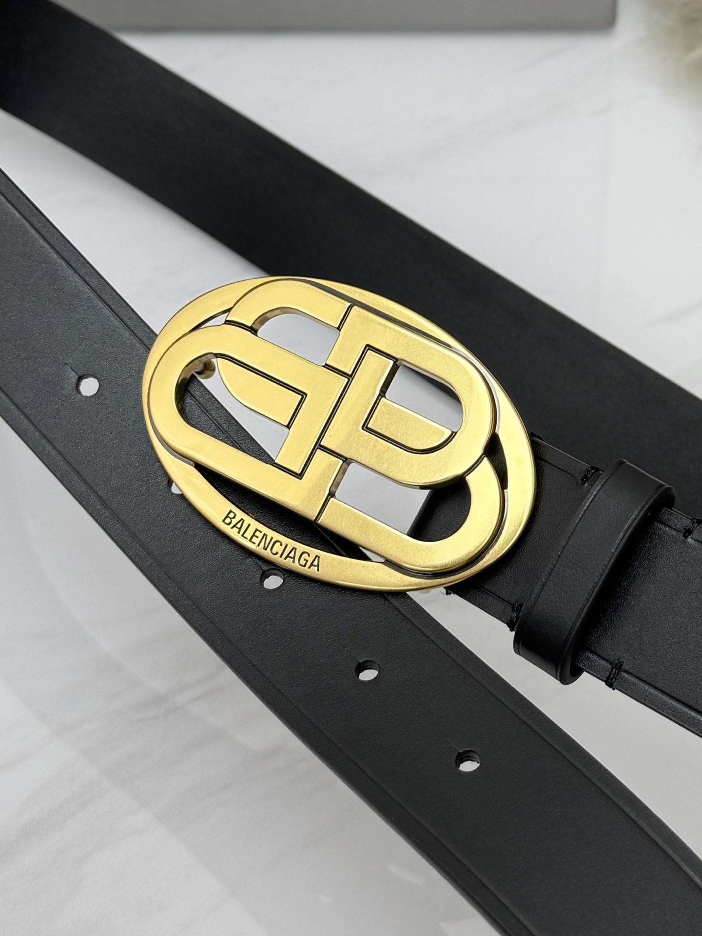 巴黎世家（Balenciaga）宽度3.0cm 是法国的奢侈品牌，作为时尚界最具影响力品牌之一的地位。设计师源于：都市时