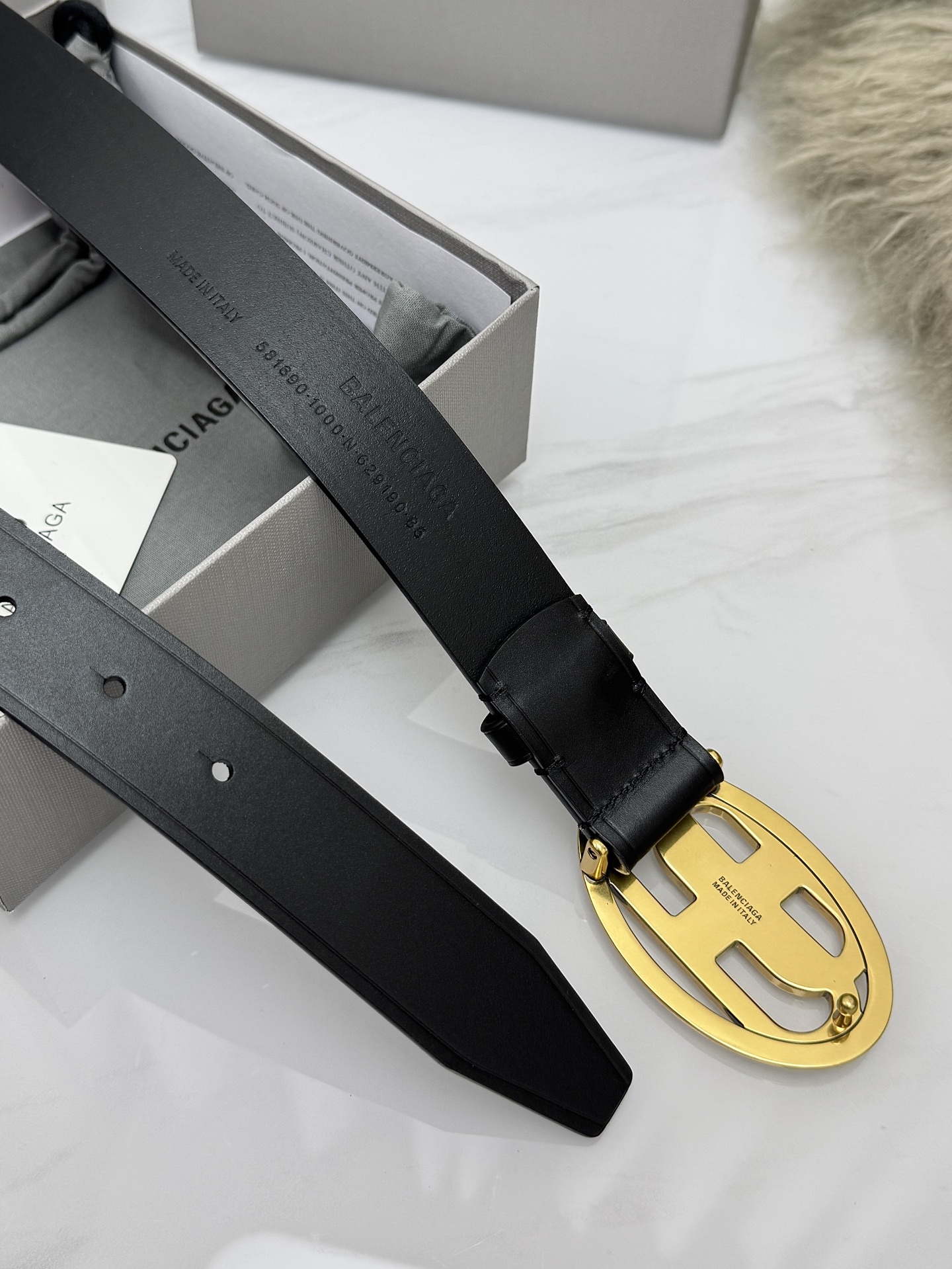 巴黎世家（Balenciaga）宽度3.0cm 是法国的奢侈品牌，作为时尚界最具影响力品牌之一的地位。设计师源于：都市时