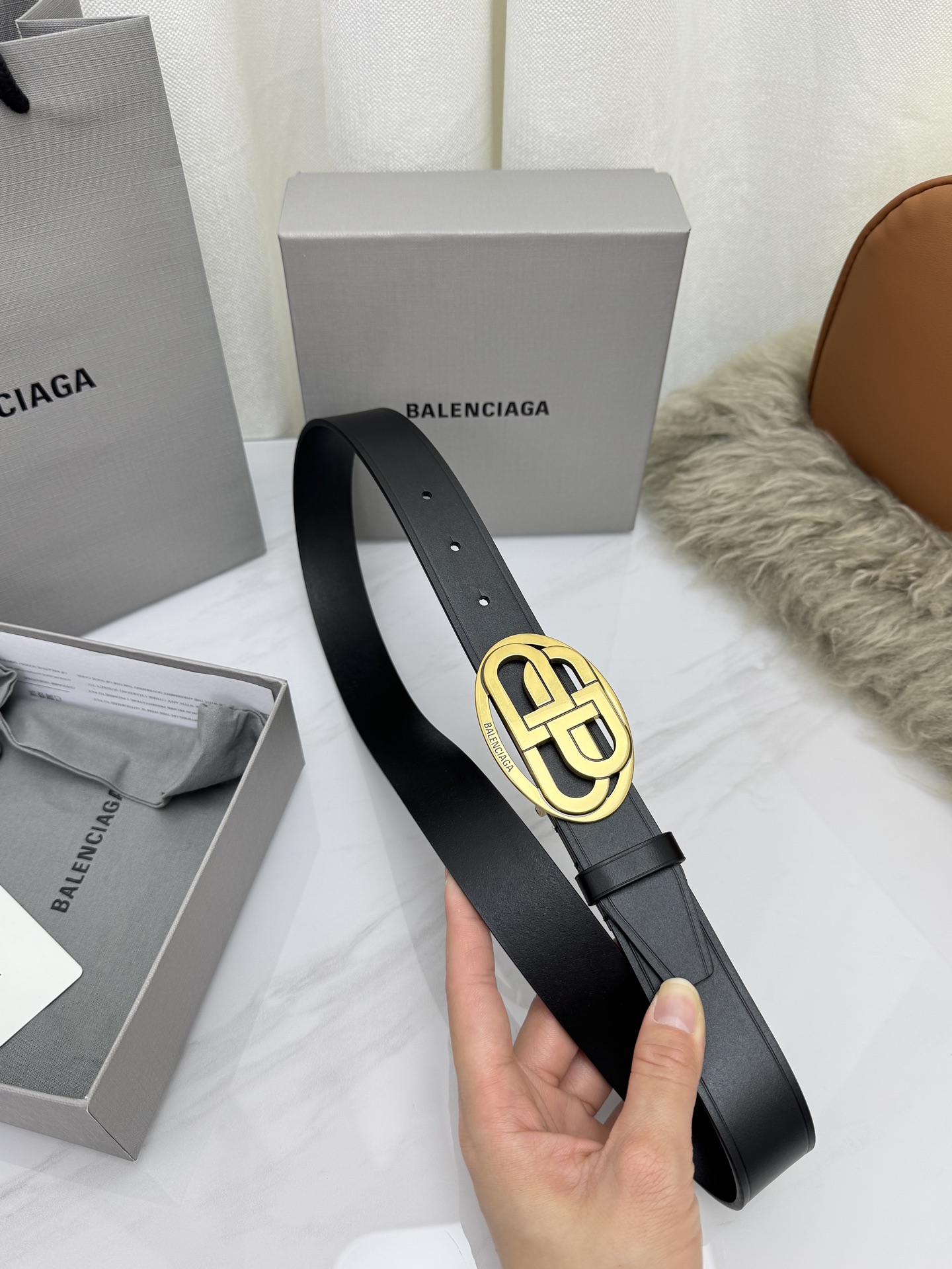 巴黎世家（Balenciaga）宽度3.0cm 是法国的奢侈品牌，作为时尚界最具影响力品牌之一的地位。设计师源于：都市时
