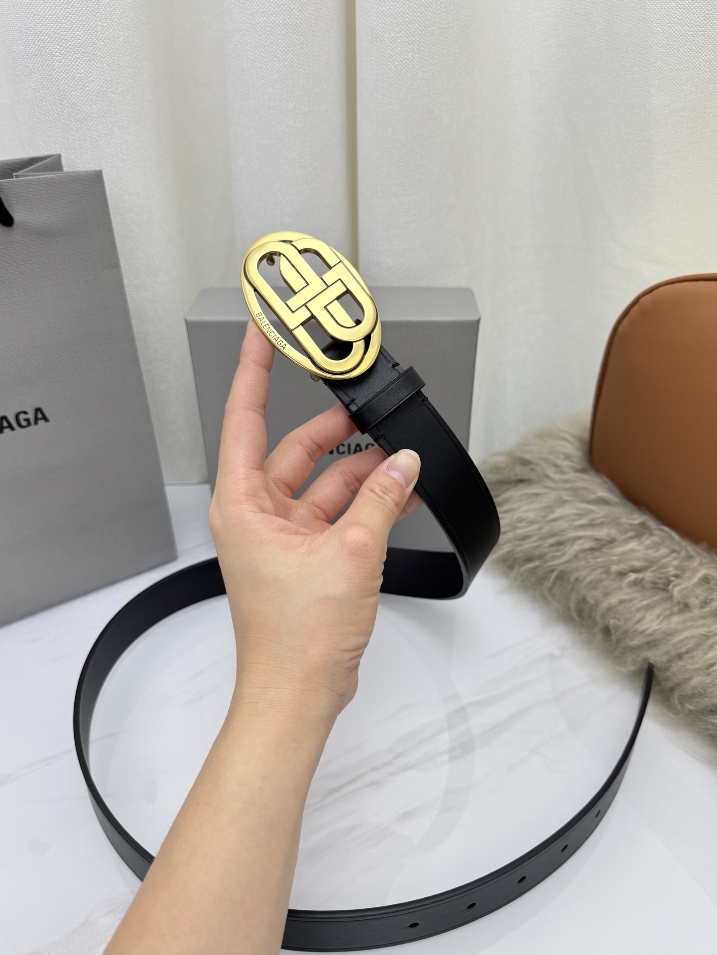 巴黎世家（Balenciaga）宽度3.0cm 是法国的奢侈品牌，作为时尚界最具影响力品牌之一的地位。设计师源于：都市时