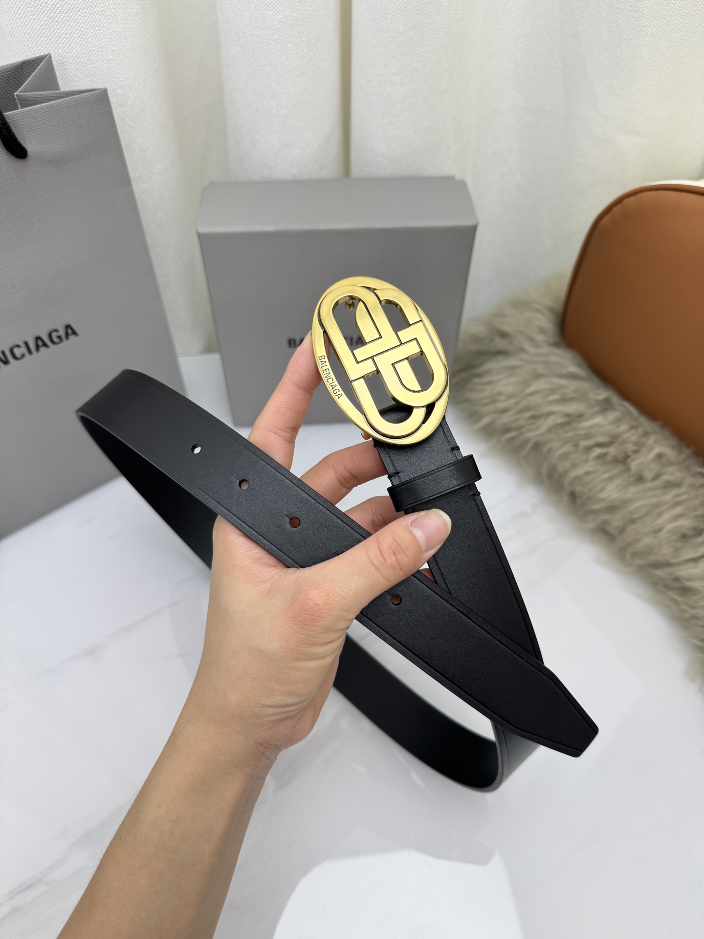 巴黎世家（Balenciaga）宽度3.0cm 是法国的奢侈品牌，作为时尚界最具影响力品牌之一的地位。设计师源于：都市时