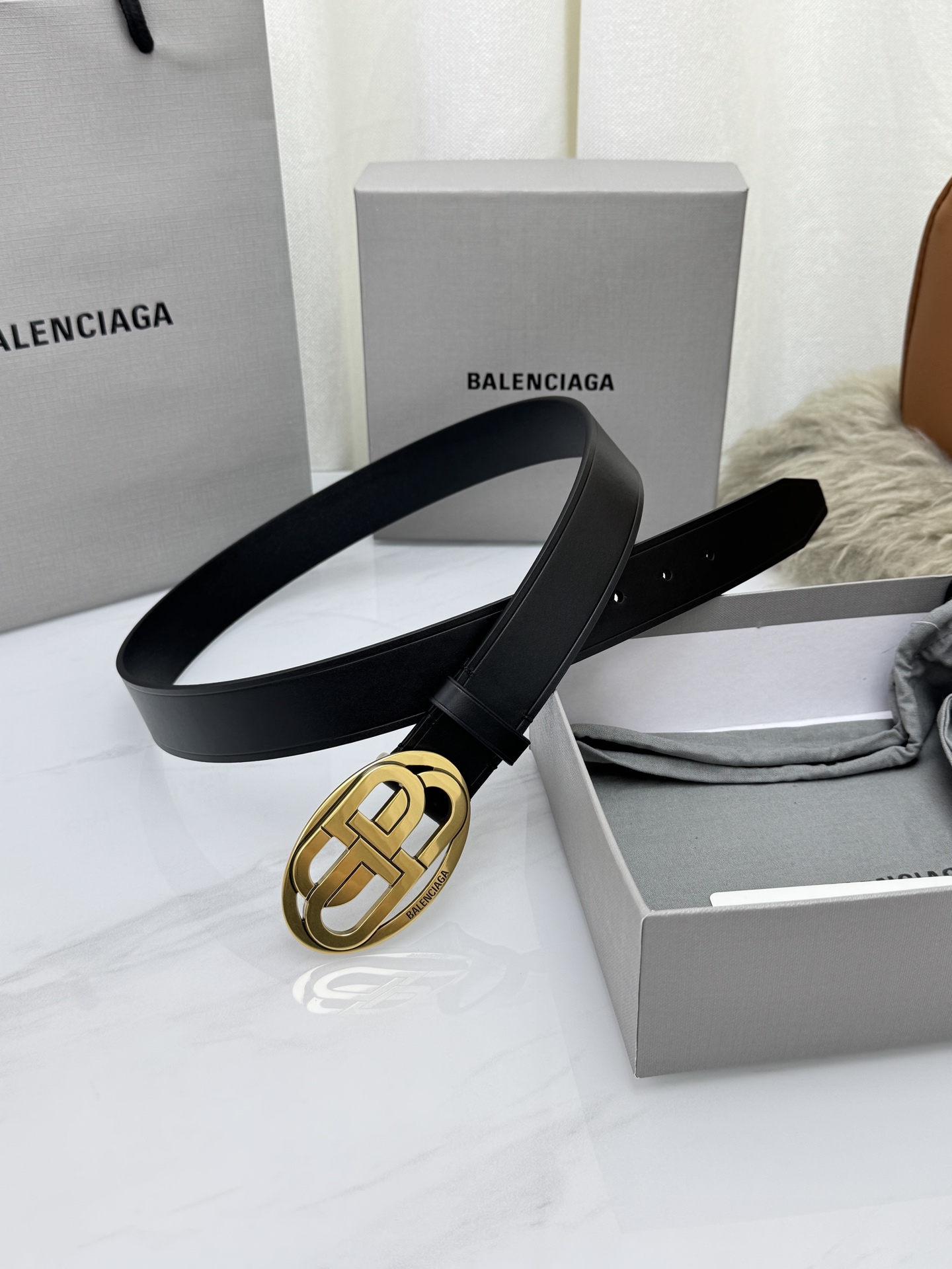 巴黎世家（Balenciaga）宽度3.0cm 是法国的奢侈品牌，作为时尚界最具影响力品牌之一的地位。设计师源于：都市时