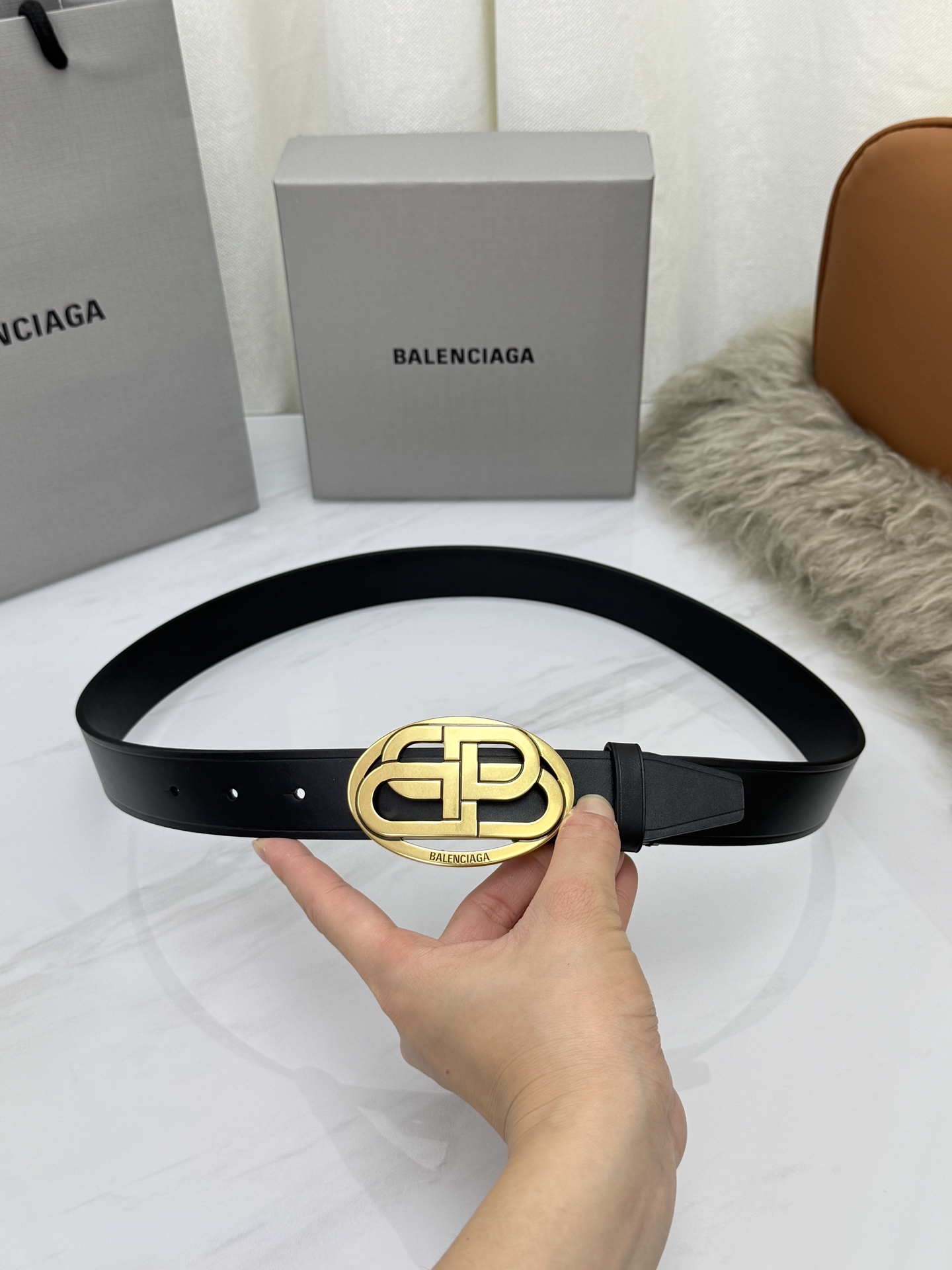 巴黎世家（Balenciaga）宽度3.0cm 是法国的奢侈品牌，作为时尚界最具影响力品牌之一的地位。设计师源于：都市时