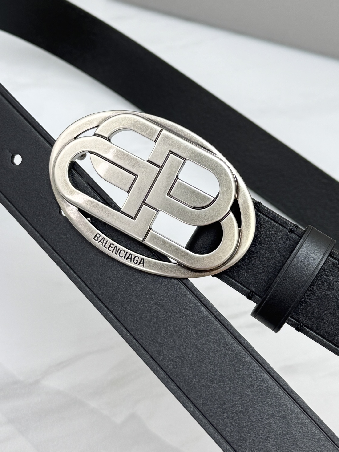 巴黎世家（Balenciaga）宽度3.0cm 是法国的奢侈品牌，作为时尚界最具影响力品牌之一的地位。设计师源于：都市时