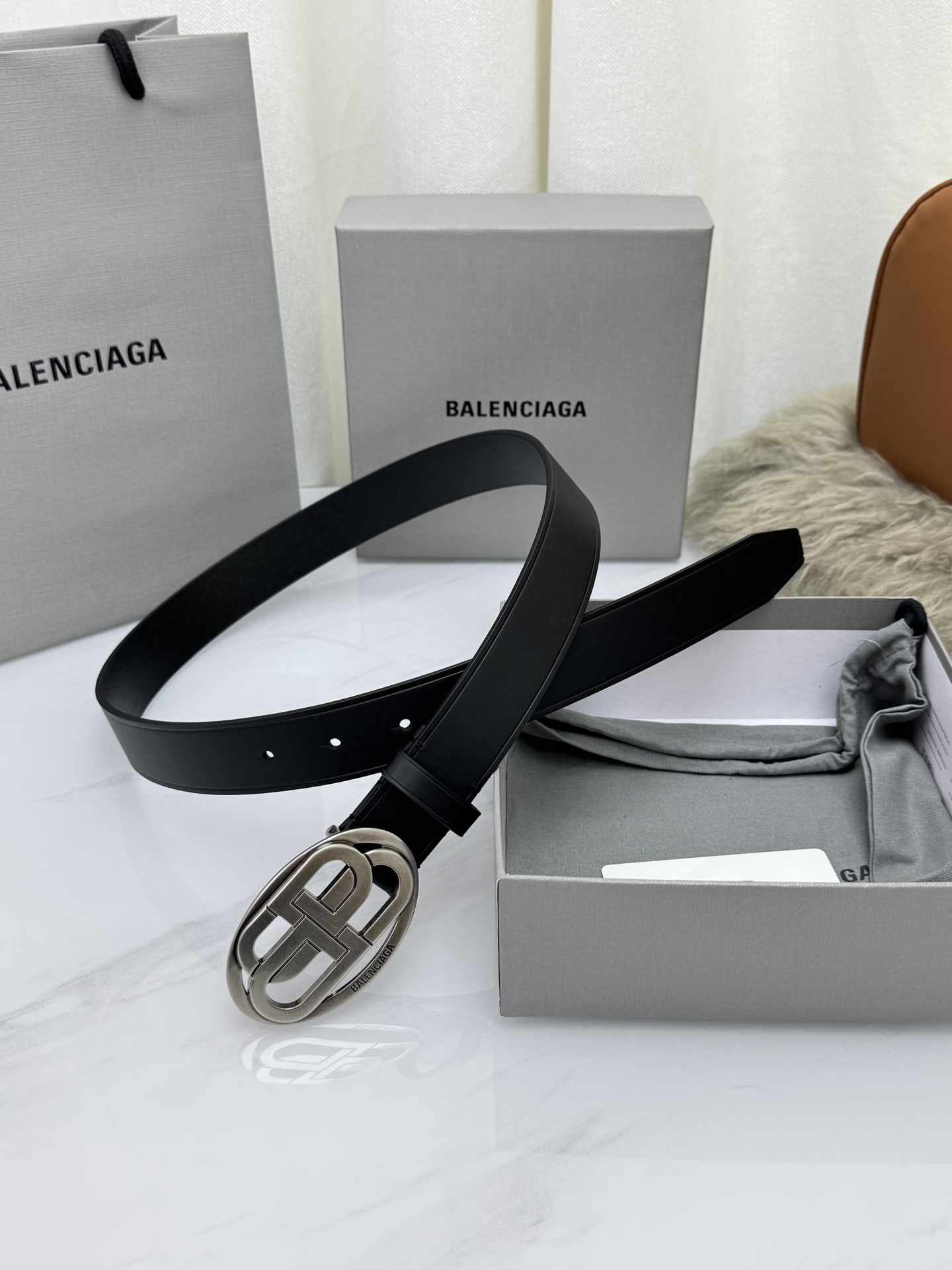 巴黎世家（Balenciaga）宽度3.0cm 是法国的奢侈品牌，作为时尚界最具影响力品牌之一的地位。设计师源于：都市时