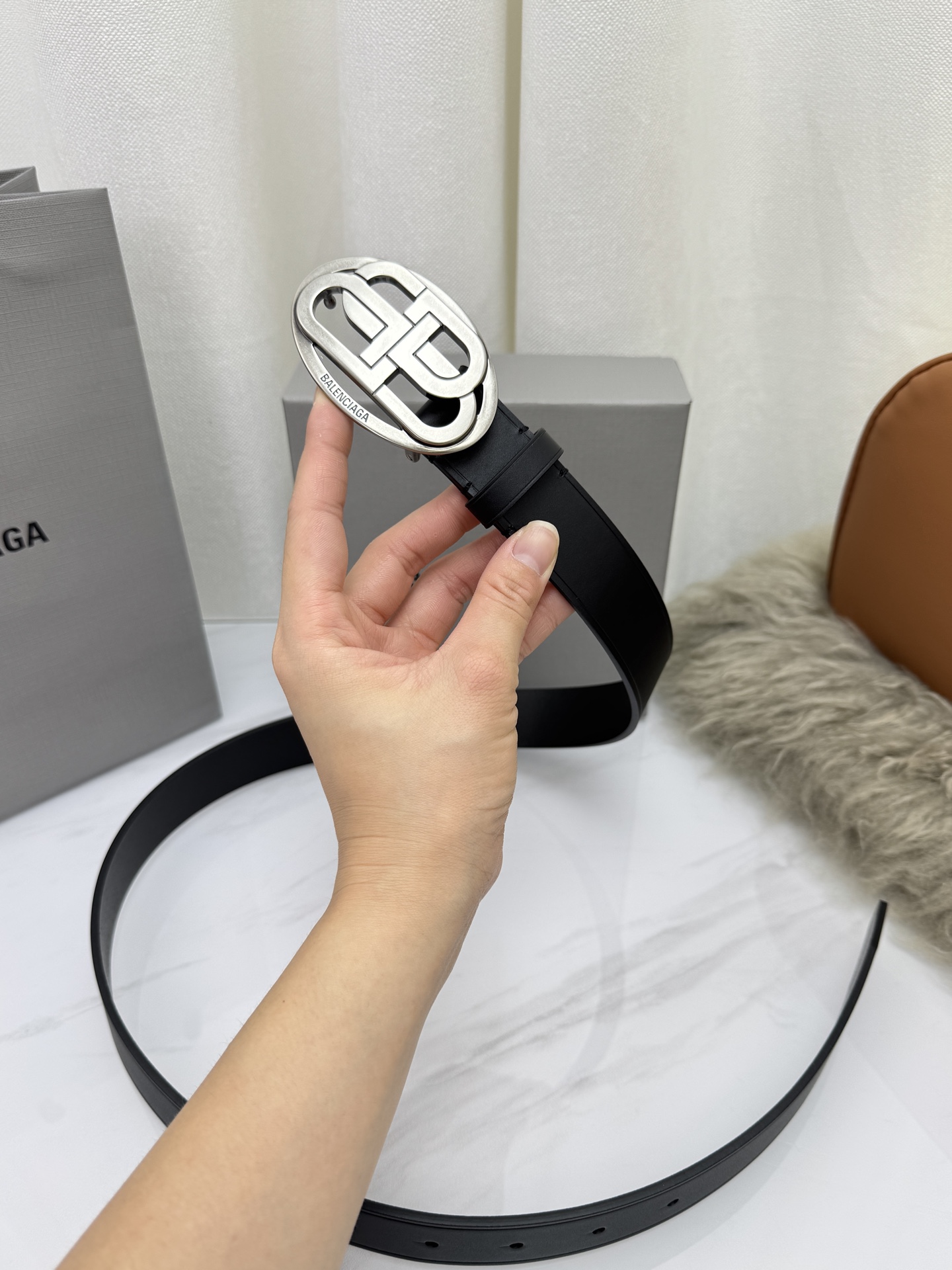 巴黎世家（Balenciaga）宽度3.0cm 是法国的奢侈品牌，作为时尚界最具影响力品牌之一的地位。设计师源于：都市时