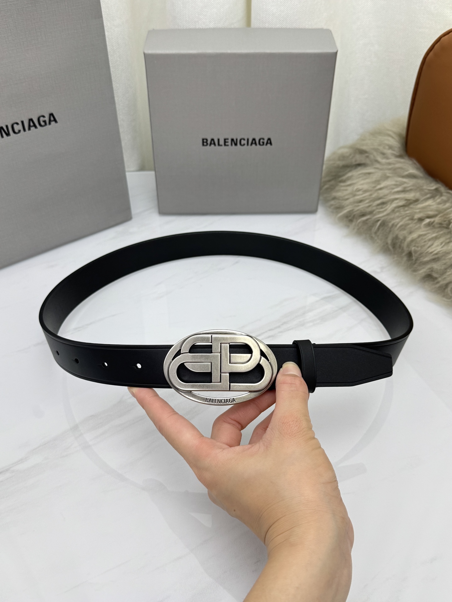 巴黎世家（Balenciaga）宽度3.0cm 是法国的奢侈品牌，作为时尚界最具影响力品牌之一的地位。设计师源于：都市时