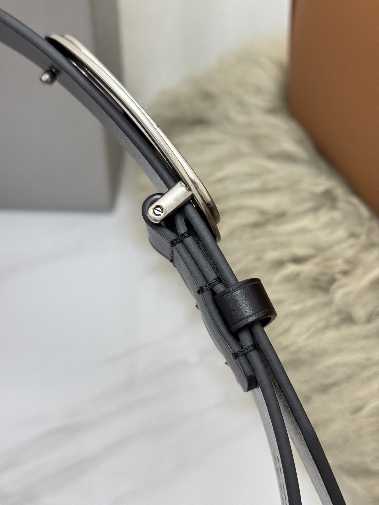 巴黎世家（Balenciaga）宽度3.0cm 是法国的奢侈品牌，作为时尚界最具影响力品牌之一的地位。设计师源于：都市时