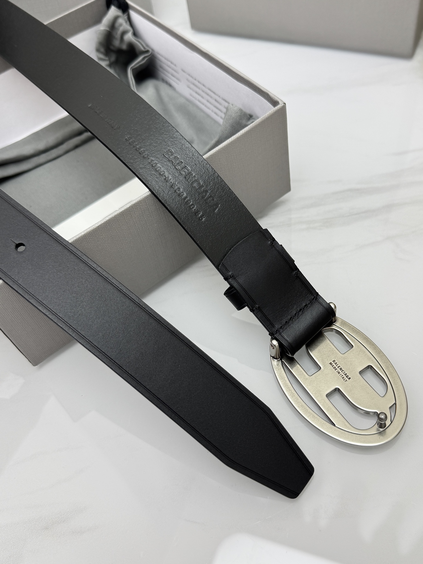 巴黎世家（Balenciaga）宽度3.0cm 是法国的奢侈品牌，作为时尚界最具影响力品牌之一的地位。设计师源于：都市时