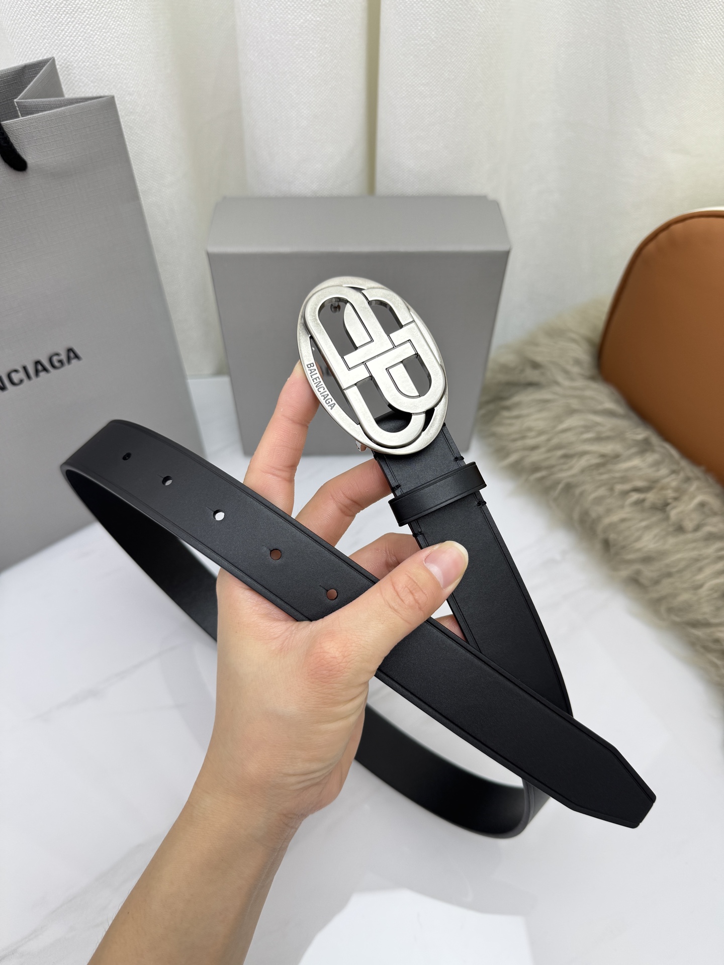 巴黎世家（Balenciaga）宽度3.0cm 是法国的奢侈品牌，作为时尚界最具影响力品牌之一的地位。设计师源于：都市时