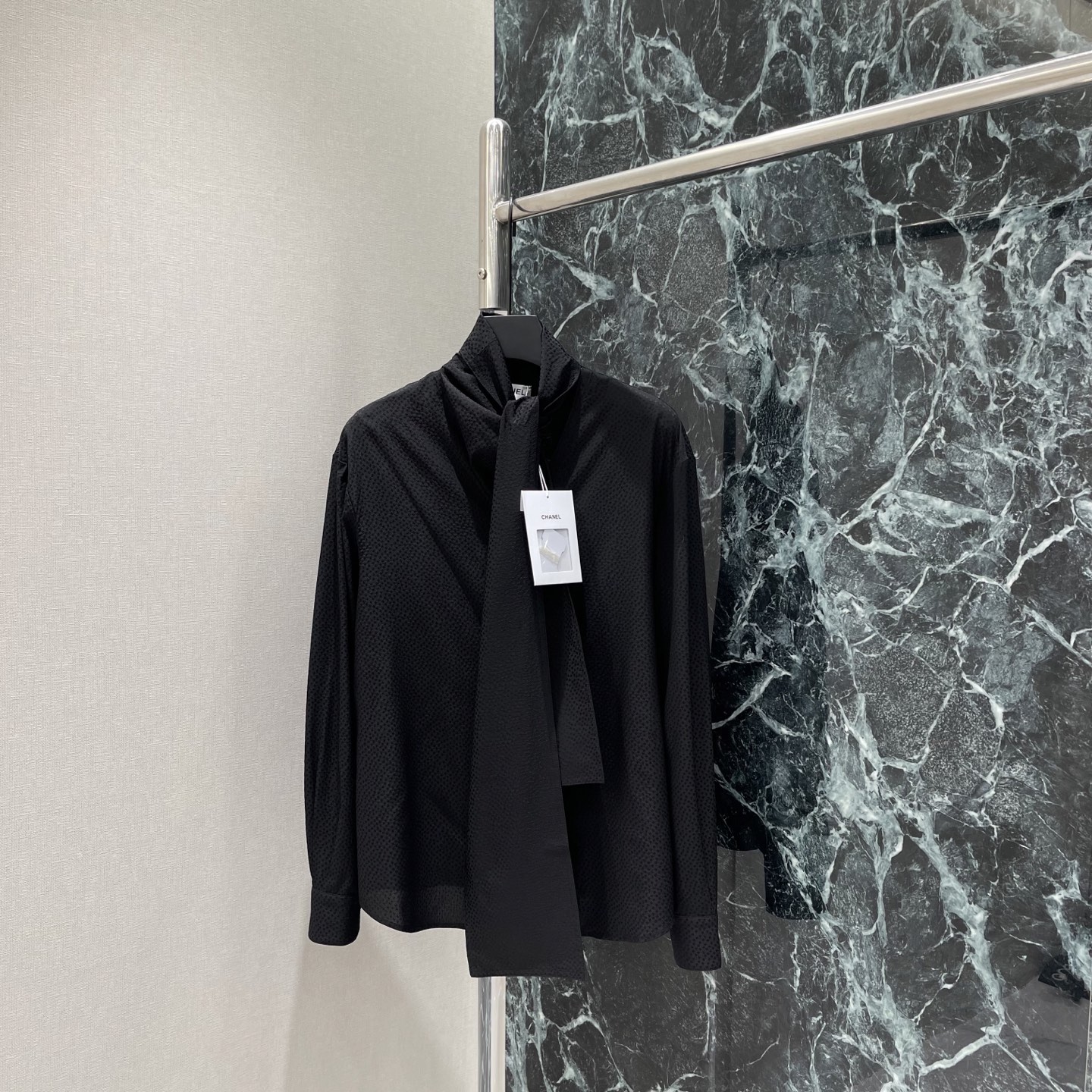 NO:783571,The highest version on the market, the girl inspects the goods, trims the three marks on the threads, and delivers the goods. You can post pictures and take videos. If you want quality and service, please add me on WeChat. We will not accept urgent orders. Xiaoxiang 26 spring and summer new style dark pattern ribbon shirt. The ribbon at the neck can be tied with a bow or hang naturally. Full French elegant atmosphere. Comfortable and refined. Can be easily controlled in daily life. The milky white is gentle and versatile, and it is great to wear alone or inside.  It is a must-have classic item in your wardrobe! Available in one color, SML, Chanel-clothing, chanel, shirts,19860909市面最高版本小妹验货、修剪线头上三标、发货可发图及拍视频,要品质要服务的加我微信,不接急单. 小香 26春夏新款 暗纹飘带衬衫 领口飘带可系蝴蝶结或自然垂下 法式优雅氛围感满分 舒适又精致 日常都能轻松驾驭 奶白色温柔百搭单穿或内搭都很出彩 是衣橱必备经典单品!一个色现货SML,香奈儿-服装,chanel,shirts,,Women's clothing