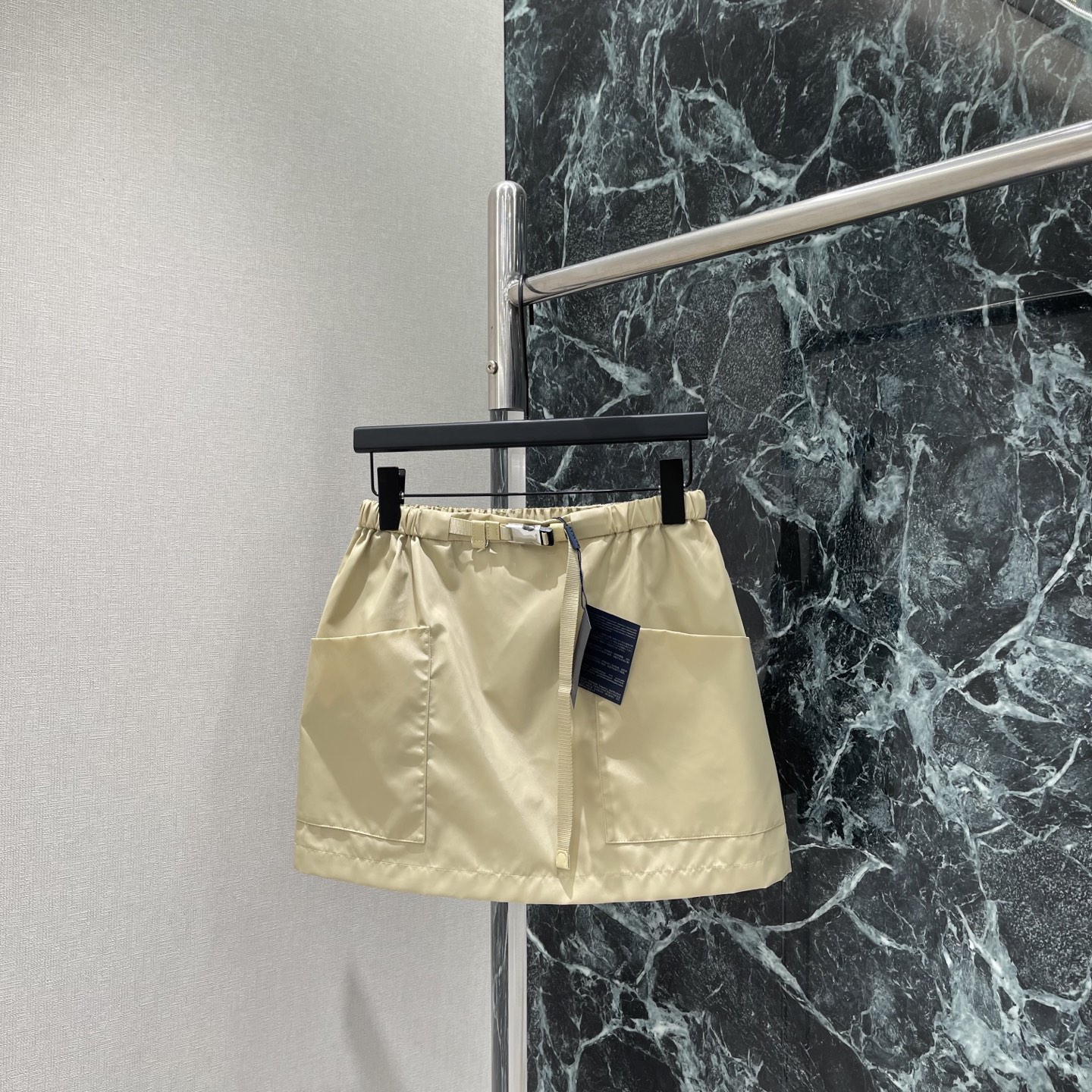 NO:783602,The highest version on the market, the girl inspects the goods, trims the three marks on the threads, and delivers the goods. You can post pictures and take videos. If you want quality or service, please add me on WeChat. We will not accept urgent orders. PD 26 spring and summer new style nylon skirt. Lightweight nylon material. Simple, practical and brand-conscious. A-line version + metal belt to modify the waistline. Work style details are super stylish.  Suitable for commuting, leisure, and outdoor use ~ Nylon fabric is light and easy to care for, very suitable for spring and summer, fashionable and worry-free! One color SML, Prada-clothing, prada, skirts,19860909市面最高版本小妹验货、修剪线头上三标、发货可发图及拍视频,要品质要服务的加我微信,不接急单. PD 26春夏新款 尼龙半裙 轻盈尼龙材质 简约实用又有品牌感 A字版型+金属腰带 修饰腰线 工装风细节超有型 通勤,休闲,户外都能hold住~尼龙面料轻便易打理,春夏穿超合适,时髦又省心!一个色SML,普拉达-服装,prada,skirts,,Women's clothing