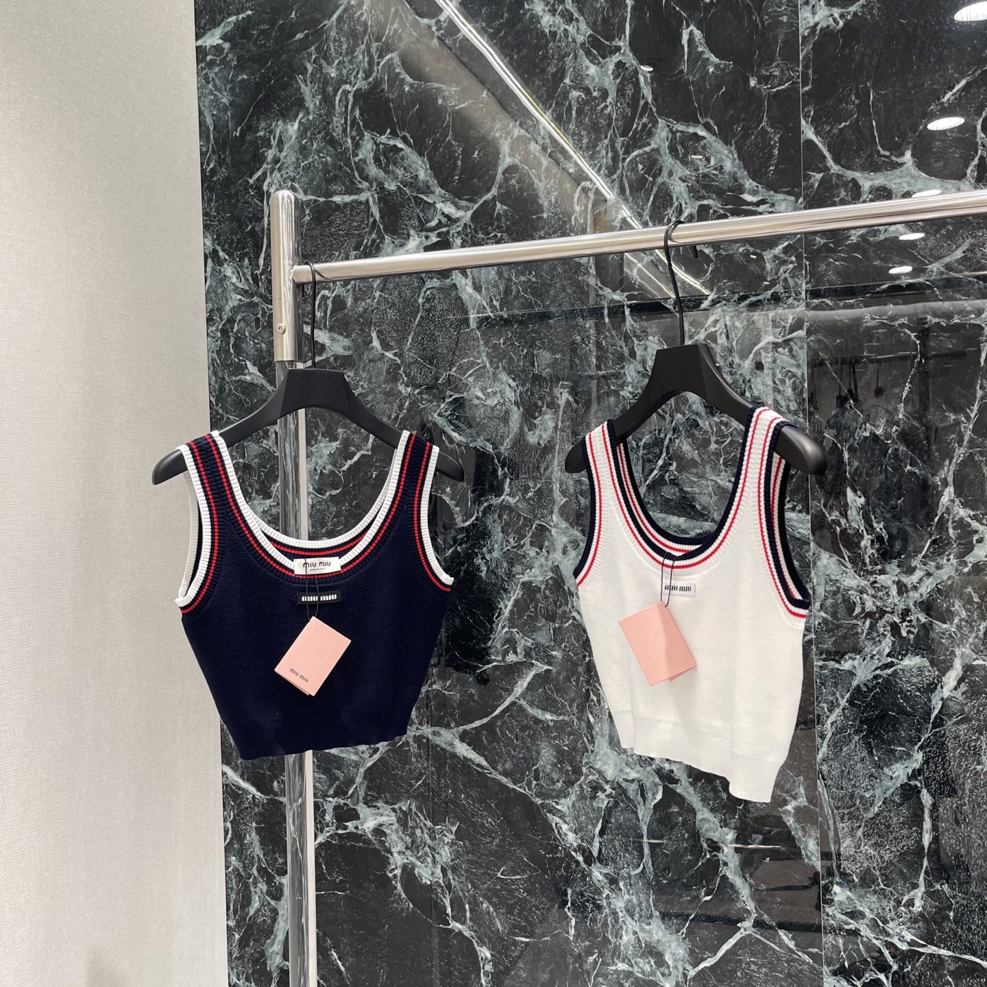 NO:784121,The highest version on the market, the girl inspects the goods, trims the three marks on the threads, and delivers the goods. You can send pictures and videos. If you want quality and service, please add me on WeChat. We will not accept urgent orders. Miu 26 new summer striped knitted vest with contrasting stripes embellishment, full of college style! Sleeveless design + soft knitted fabric, super comfortable to wear in spring and summer ~ slim tailoring. It looks great when worn alone or layered with shirts. Easily switch between street or retro style, suitable for daily commuting and leisure.  It’s a versatile wardrobe item! Two colors SML, Miumiu-clothing, miumiu, shirts,19860909市面最高版本小妹验货、修剪线头上三标、发货可发图及拍视频,要品质要服务的加我微信,不接急单. Miu 26夏季新款 条纹针织背心 撞色条纹点缀 学院风满满!无袖设计+柔软针织面料,春夏穿超舒服~修身剪裁 单穿or叠搭衬衫都很出彩 轻松切换街头or复古风 日常通勤 休闲都能驾驭 是衣橱百搭神器!两个色SML,缪缪-服装,miumiu,shirts,,Women's clothing