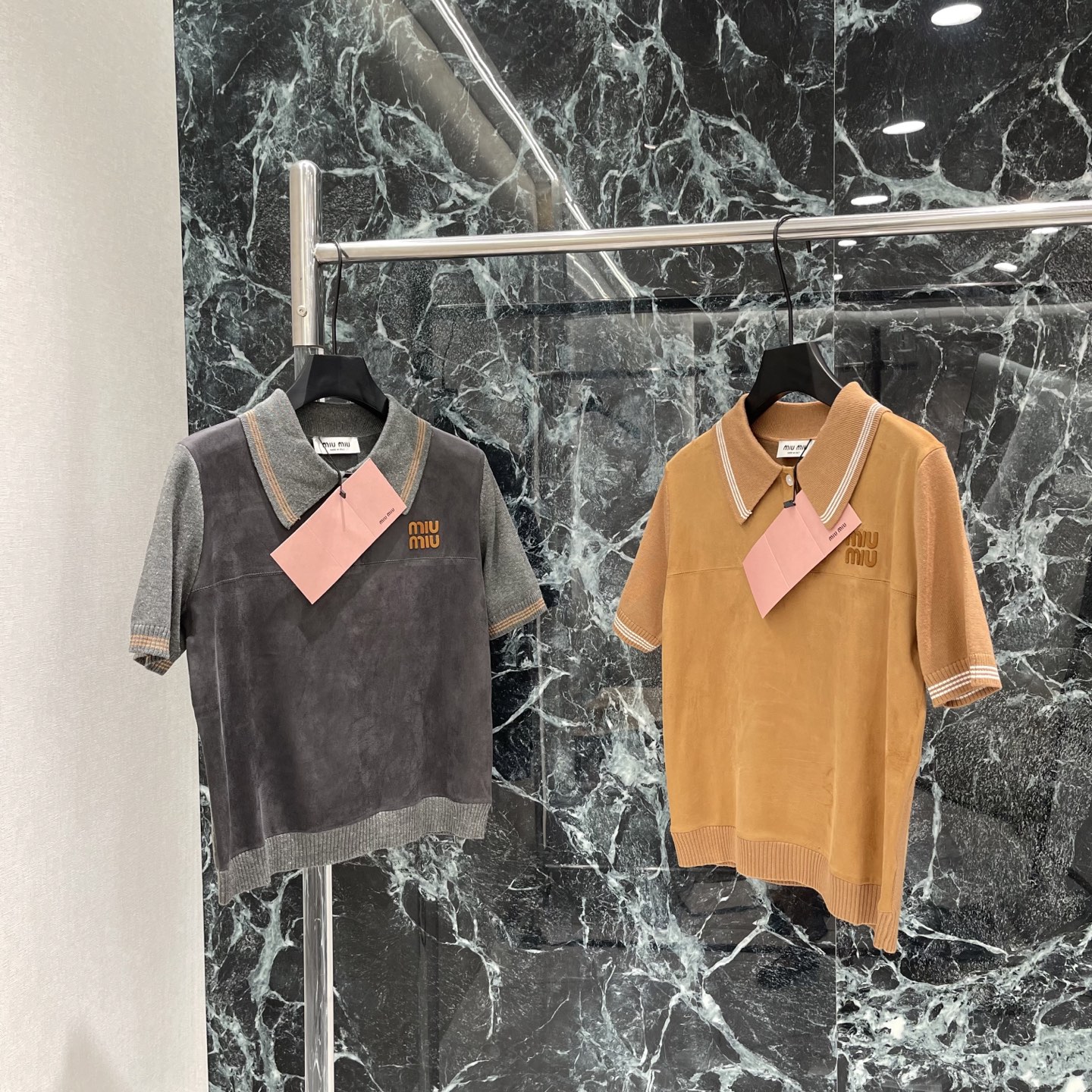 NO:784117,The highest version on the market, the girl inspects the goods, trims the three marks on the threads, and delivers the goods. You can send pictures and videos. If you want quality and service, add me on WeChat. We will not accept urgent orders. Miu 26 new summer style spliced short-sleeved tops are made of suede. The texture contrast is super layered! The lapel design is equipped with an orange embroidered logo. The details are perfect. The hem and cuffs are ribbed. It is more comfortable to wear. It can be easily used in daily casual or light formal occasions. It goes well with jeans or skirts.  Simple and personalized, a must-have for fashionable girls! Two colors SML, Miu Miu-clothing, miumiu, skirts, jeans, T-shirt,19860909市面最高版本小妹验货、修剪线头上三标、发货可发图及拍视频,要品质要服务的加我微信,不接急单. Miu 26夏季新款 拼接短袖上衣 采用绒面 质感对比超有层次感!翻领设计配橙色刺绣Logo 细节满分 下摆和袖口罗纹收口 穿着更舒适 日常休闲或轻正式场合都能轻松驾驭 搭配牛仔裤或半裙都很出彩 简约又有个性,时髦女孩必备!两个色SML,缪缪-服装,miumiu,skirts,jeans,T-shirt,,Women's clothing