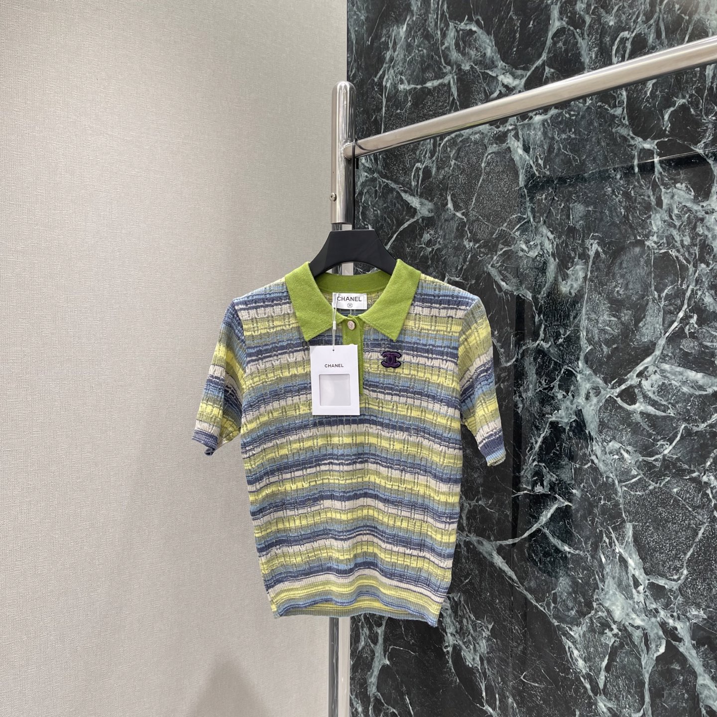 NO:786304,P The highest version on the market, the girl inspects the goods, trims the three marks on the threads, and delivers the goods. You can post pictures and take videos. If you want quality and service, please add me on WeChat. We will not accept urgent orders. Xiaoxiang 26 new summer style striped knitted Polo shirt, green lapel + blue and yellow stripes, full of summer atmosphere! Soft knitted fabric, comfortable and breathable to wear, double C embroidery on the chest is very recognizable, short-sleeved design  It is suitable for daily leisure or vacation. It looks great with jeans and short skirts~ One color SML, Chanel-clothing, chanel, skirts, jeans, T-shirt,19860909P市面最高版本小妹验货、修剪线头上三标、发货可发图及拍视频,要品质要服务的加我微信,不接急单. 小香 26夏季新款 条纹针织Polo衫 绿色翻领+蓝黄条纹 夏日氛围感满满!柔软针织面料 穿着舒适透气 胸前双C刺绣超有辨识度 短袖设计 日常休闲或度假都很适合,搭配牛仔裤,短裙都很出彩~一个色SML,香奈儿-服装,chanel,skirts,jeans,T-shirt,,Women's clothing