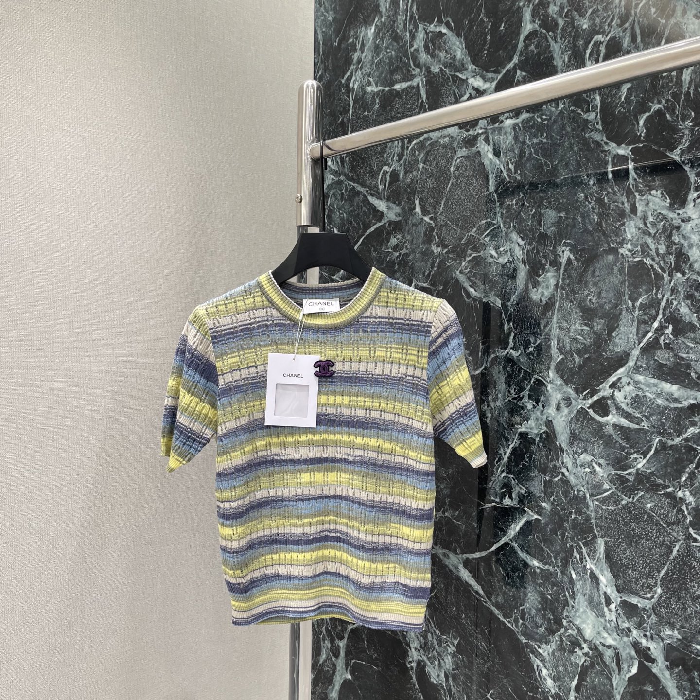 NO:786299,P The highest version on the market, the girl inspects the goods, trims the three marks on the thread, and delivers the goods. You can post pictures and take videos. If you want quality and service, please add me on WeChat. We will not accept urgent orders. Xiaoxiang 26 new summer style striped round neck knitted green lapel + blue and yellow stripes, full of summer atmosphere! Soft knitted fabric, comfortable and breathable to wear, double C embroidery on the chest is very recognizable, short-sleeved design  It is suitable for daily leisure or vacation. It looks great with jeans and short skirts~ One color SML, Chanel-clothing, chanel, skirts, jeans, T-shirt,19860909P市面最高版本小妹验货、修剪线头上三标、发货可发图及拍视频,要品质要服务的加我微信,不接急单. 小香 26夏季新款 条纹圆领针织 绿色翻领+蓝黄条纹 夏日氛围感满满!柔软针织面料 穿着舒适透气 胸前双C刺绣超有辨识度 短袖设计 日常休闲或度假都很适合,搭配牛仔裤,短裙都很出彩~一个色SML,香奈儿-服装,chanel,skirts,jeans,T-shirt,,Women's clothing