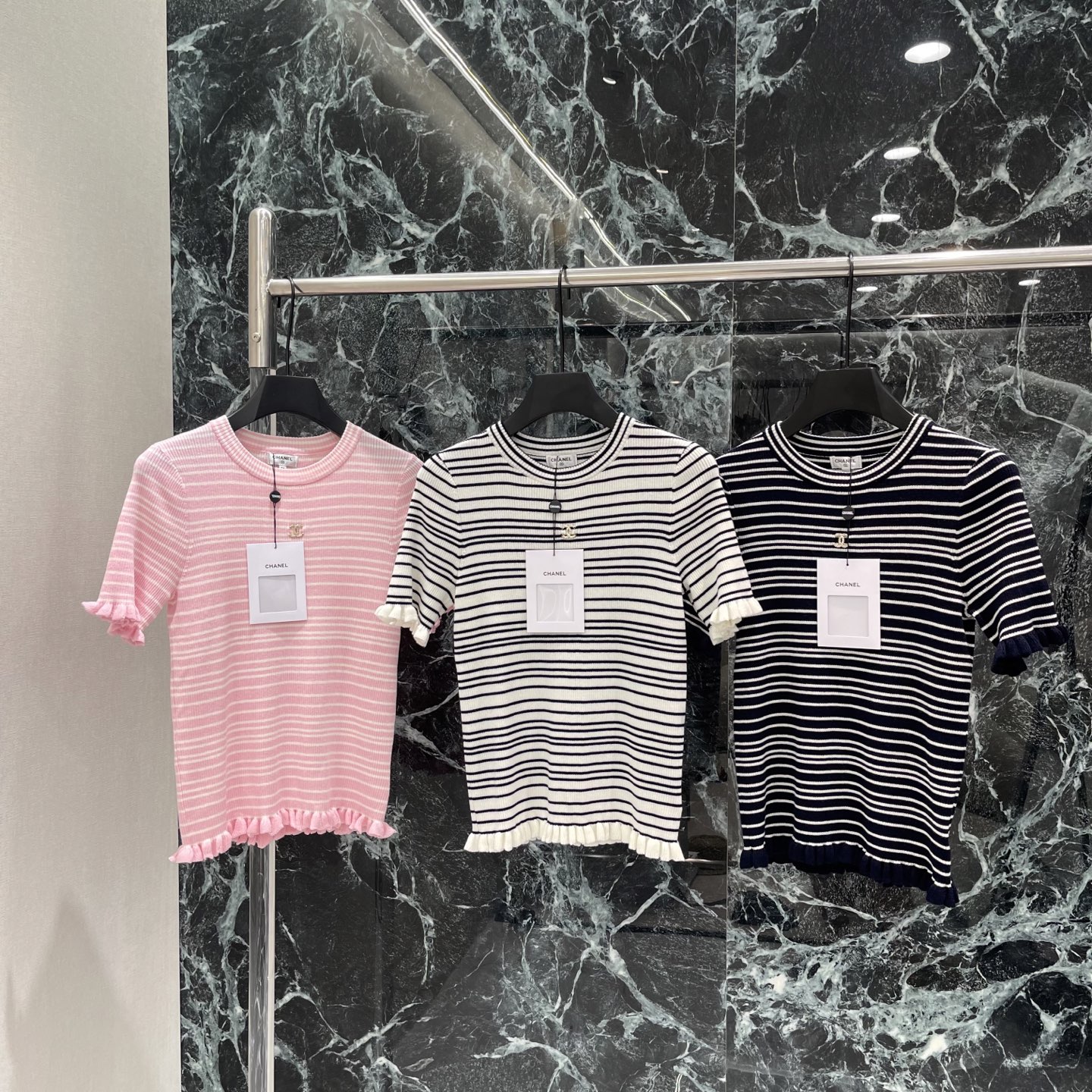 NO:786309,P The highest version on the market, the girl inspects the goods, trims the three marks on the threads, and delivers the goods. You can send pictures and take videos. If you want quality or service, add me on WeChat. We will not accept urgent orders. Xiaoxiang 26 new summer style striped knitted short sleeves, classic round neck + ruffled cuffs, elegant and playful, super comfortable to wear in summer! The striped design is versatile and can be easily matched with jeans or skirts for daily outings.  It’s perfect for vacation~ The brand logo and hang tag are full of brand feeling, and attention to detail is a must! Three colors of SML, Chanel-clothing, chanel, skirts, jeans, T-shirt,19860909P市面最高版本小妹验货、修剪线头上三标、发货可发图及拍视频,要品质要服务的加我微信,不接急单. 小香 26夏季新款 条纹针织短袖 经典圆领+荷叶边袖口 优雅又俏皮 夏天穿超舒服!条纹设计百搭 轻松搭配牛仔裤或半裙 日常出街 度假都很适合~品牌标志和吊牌,品牌感满满,细节控必入!三个色SML,香奈儿-服装,chanel,skirts,jeans,T-shirt,,Women's clothing