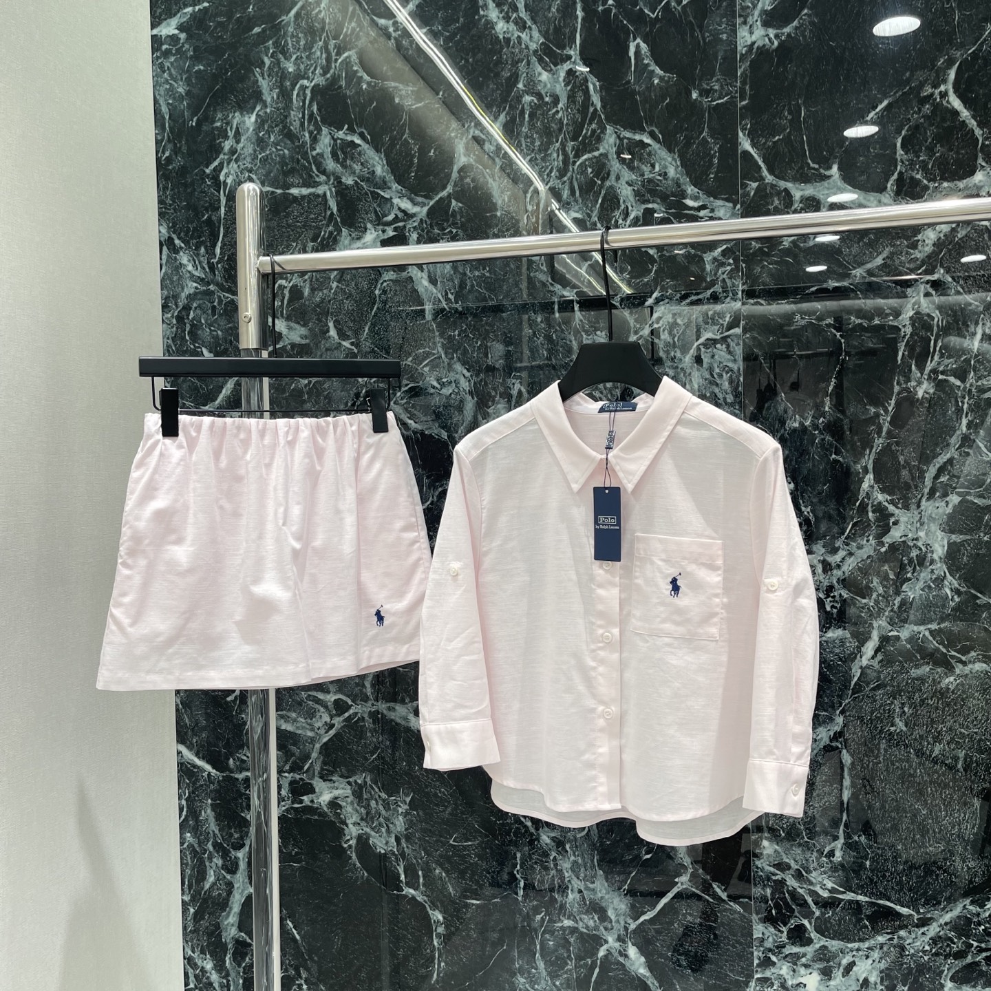 NO:821568,Raf 26 new summer shirt and skirt suit, simple and detailed! The pony embroidery on the chest is very recognizable. The loose version shows your temperament. The skirt is light and breathable.19860909拉夫 26夏季新款 衬衫短裙套装 简约又有细节感!胸前小马刺绣超有辨识度 宽松版型很显气质 短裙轻薄透气 A字版型+小马刺绣 少女感满满 日常通勤 休闲都能轻松驾驭 单穿or叠搭都很出彩 轻松切换多种风格!两个色现货SML,女装,skirts,shirts,,Women's clothing