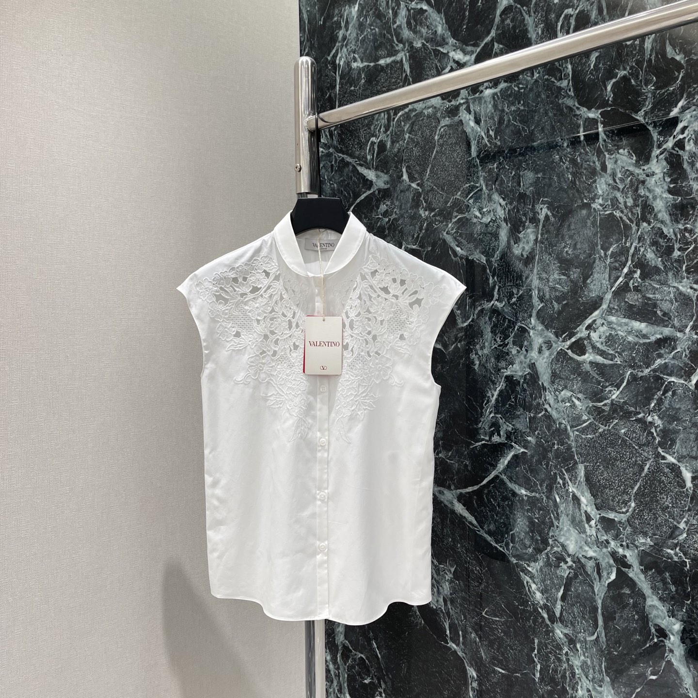 NO:786188,P The highest version on the market, the girl inspects the goods, trims the three marks on the threads, and delivers the goods. You can send pictures and videos. If you want quality and service, add me on WeChat. We will not accept urgent orders. Val Warren 26 new spring style hollow embroidery sleeveless shirt. Large area of hollow embroidery on the chest. Exquisite three-dimensional floral pattern. French romantic and oriental elegance. Sleeveless design to modify the shoulder line. Wear refreshing and breathable in summer. Pair with jeans for casual, skirt or suit for more sophisticated commuting.  It is a versatile item! One color SML, Valentino-clothing, valentino, skirts, jeans, shirts, business suit,19860909P市面最高版本小妹验货、修剪线头上三标、发货可发图及拍视频,要品质要服务的加我微信,不接急单. Val华伦 26春季新款 镂空刺绣无袖衬衫 胸前大面积镂空刺绣 花卉纹样精致立体 法式浪漫与东方雅致融合 无袖设计修饰肩线 夏天穿清爽透气 搭配牛仔裤休闲,配半身裙或西装更显通勤干练 是百搭气质单品!一个色SML,华伦天奴-服装,valentino,skirts,jeans,shirts,business suit,,Women's clothing