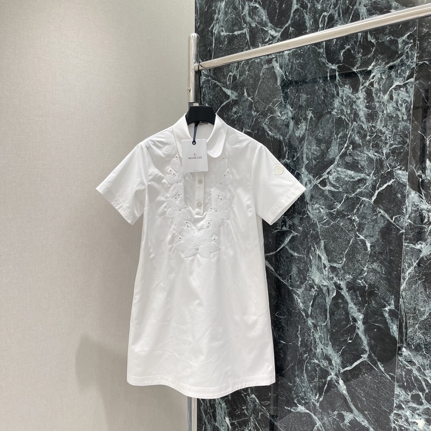 NO:786178,P The highest version on the market, the girl inspects the goods, trims the three marks on the threads, and delivers the goods. You can post pictures and videos. If you want quality and service, add me on WeChat. We will not accept urgent orders. Meng Mou 26 new summer embroidered short-sleeved dress. Doll collar + floral hollow embroidery. Exquisite and detailed. Short-sleeved design. Easy to control for daily commuting and leisure. The white is versatile and looks good no matter how you match it. The brand badge on the right sleeve is perfectly recognizable! Overall simple and elegant, practical and fashionable.  Easily create high-end outfits. One-color SML, hooded clothing, Moncler, skirts, T-shirt,19860909P市面最高版本小妹验货、修剪线头上三标、发货可发图及拍视频,要品质要服务的加我微信,不接急单. 蒙口 26夏季新款 刺绣短袖连衣裙 娃娃领+花卉镂空刺绣 精致又有细节感 短袖设计 日常通勤 休闲都能轻松驾驭,白色百搭,怎么搭都好看~右袖品牌徽章辨识度满分!整体简约优雅 实用又时髦 轻松打造高级感穿搭.一个色SML,蒙口-服装,Moncler,skirts,T-shirt,,Women's clothing