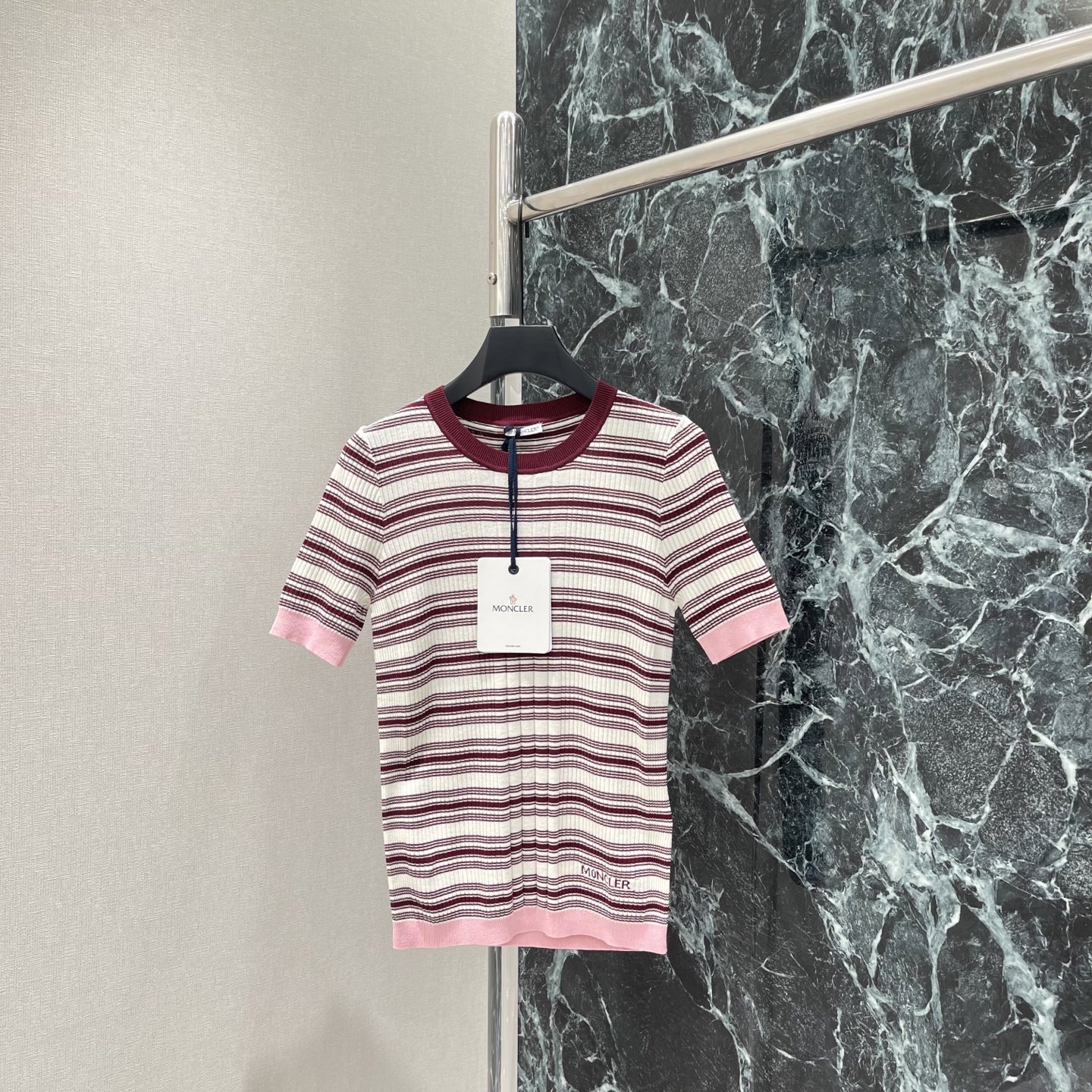 NO:786275,P The highest version on the market, the girl inspects the goods, trims the three marks on the thread, and delivers the goods. You can post pictures and take videos. If you want quality and service, please add me on WeChat. We will not accept urgent orders. Muzzle 26 new summer style, striped knitted short, burgundy + off-white contrasting colors, pink cuffs and hem, super layered! The round neck design is simple and elegant, and the shoulder cut modifies the shoulder line. It looks slim and elegant for daily commuting.  It can be easily controlled for casual wear. Pair it with jeans or a skirt, and you can easily get a Korean-style relaxed look. One color SML, mask-clothing, Moncler, skirts, jeans,19860909P市面最高版本小妹验货、修剪线头上三标、发货可发图及拍视频,要品质要服务的加我微信,不接急单. 蒙口 26夏季新款 条纹针织短 酒红+米白撞色 粉色袖口和下摆超有层次感!圆领设计简约大方 正肩剪裁修饰肩部线条 显瘦又显气质 日常通勤 休闲都能轻松驾驭,搭配牛仔裤或半裙,轻松get韩系松弛感穿搭.一个色SML,蒙口-服装,Moncler,skirts,jeans,,Women's clothing