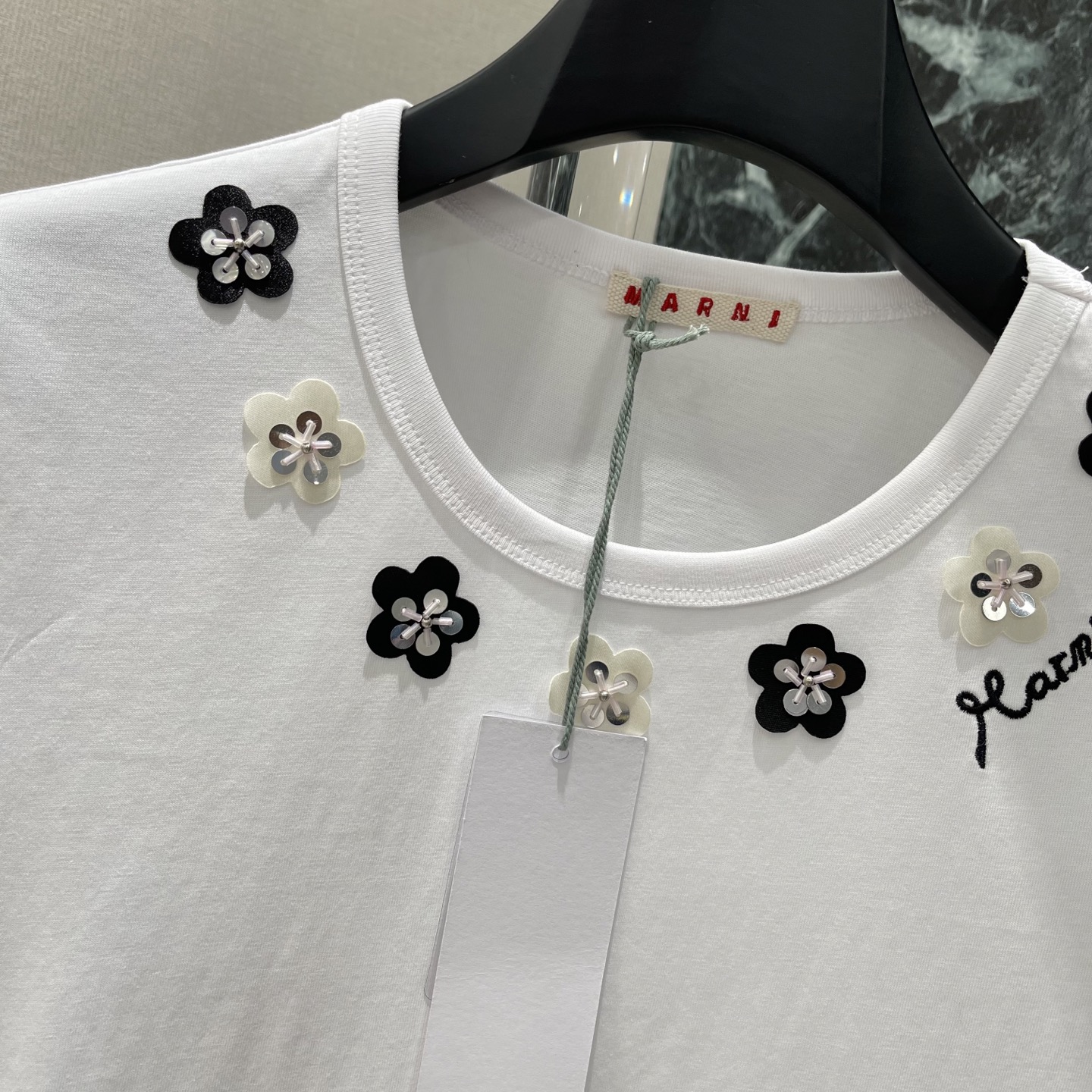 Marn 26夏季新款 花朵短袖T 领口点缀黑白花朵刺绣 细节精致 右肩”Marn品牌刺绣 辨识度满分 