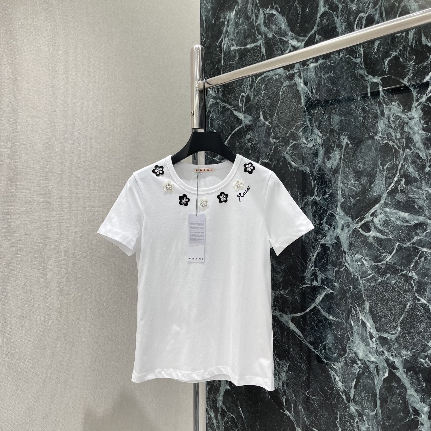 NO:818944,P The highest version on the market, the girl inspects the goods, trims the three marks on the threads, and delivers the goods. You can post pictures and take videos. If you want quality and service, please add me on WeChat. We will not accept urgent orders. Marn 26 new summer flower short-sleeved T. The neckline is embellished with black and white flower embroidery. Exquisite details. 'Marn brand embroidery on the right shoulder. Perfect recognition. Slightly loose fit on the right shoulder. Modify the figure and feel comfortable. Can be easily worn in daily or light formal occasions. Paired with jeans or skirts.  Easily get the lazy spring style. One color SML, women's clothing, marni, skirts, jeans, T-shirt,19860909P市面最高版本小妹验货、修剪线头上三标、发货可发图及拍视频,要品质要服务的加我微信,不接急单. Marn 26夏季新款 花朵短袖T 领口点缀黑白花朵刺绣 细节精致 右肩”Marn品牌刺绣 辨识度满分 正肩微宽松版型 修饰身形又自在 日常或轻正式场合都能轻松驾驭 搭配牛仔裤或半裙 轻松get春日慵懒风.一个色SML,女装,marni,skirts,jeans,T-shirt,,Women's clothing