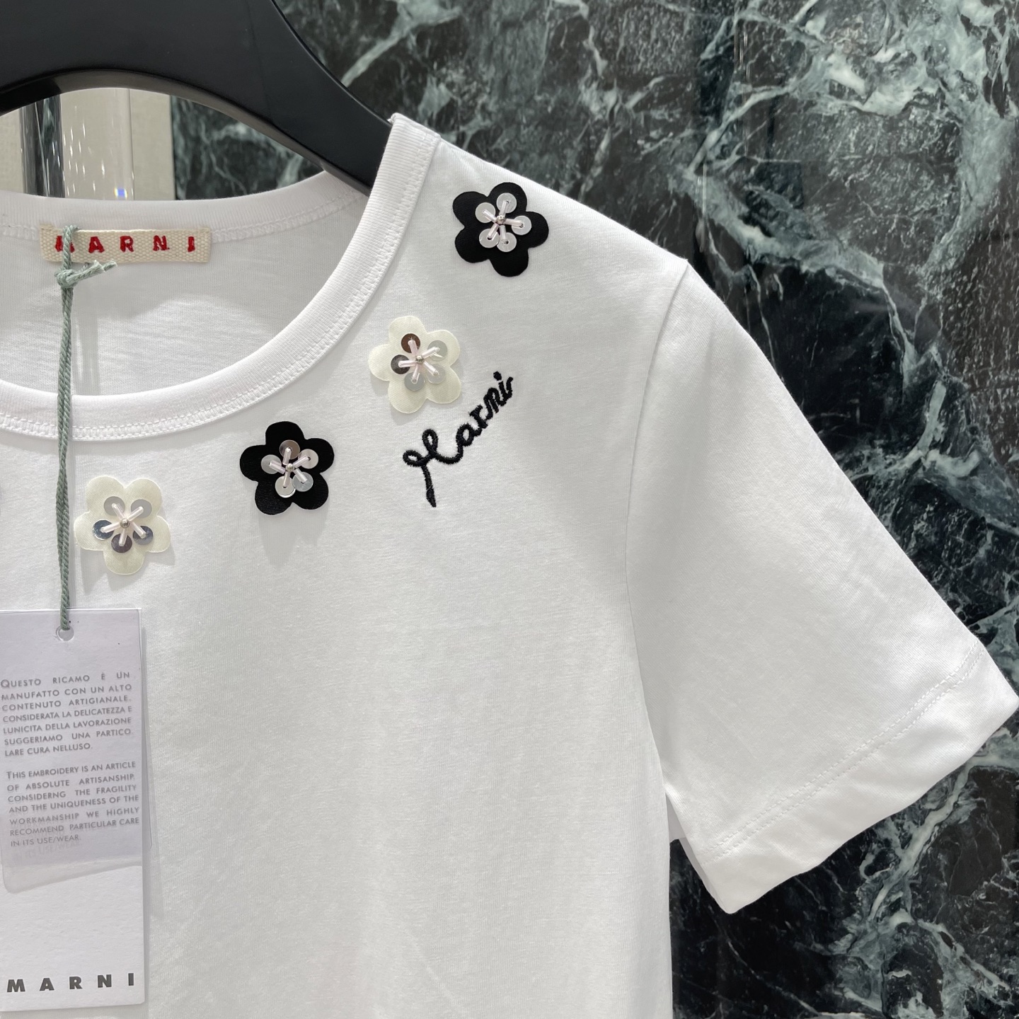Marn 26夏季新款 花朵短袖T 领口点缀黑白花朵刺绣 细节精致 右肩”Marn品牌刺绣 辨识度满分 