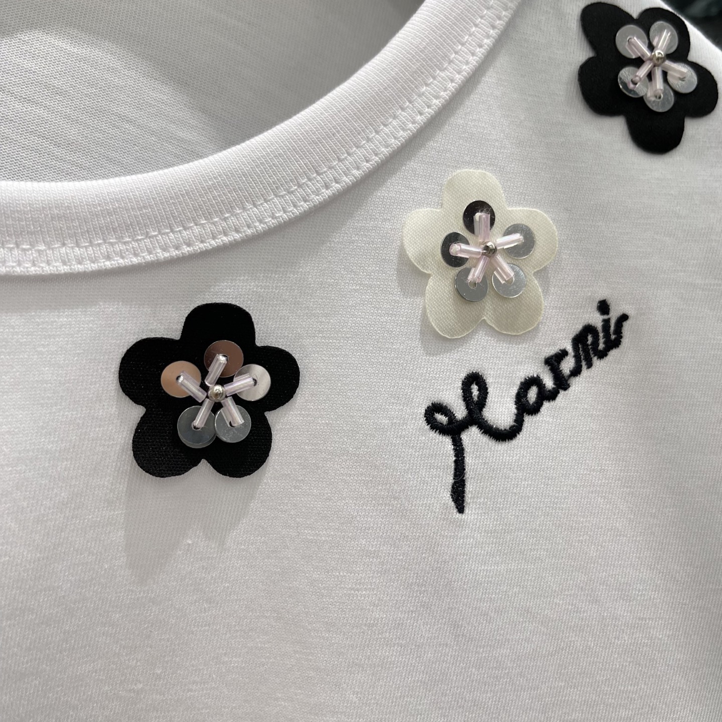 Marn 26夏季新款 花朵短袖T 领口点缀黑白花朵刺绣 细节精致 右肩”Marn品牌刺绣 辨识度满分 