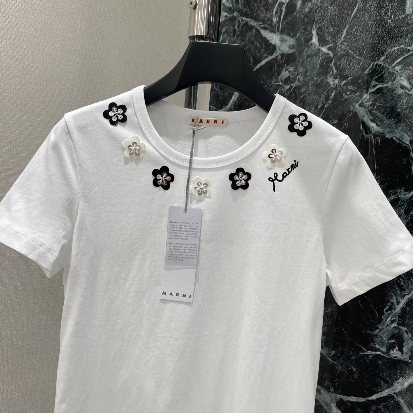 Marn 26夏季新款 花朵短袖T 领口点缀黑白花朵刺绣 细节精致 右肩”Marn品牌刺绣 辨识度满分 