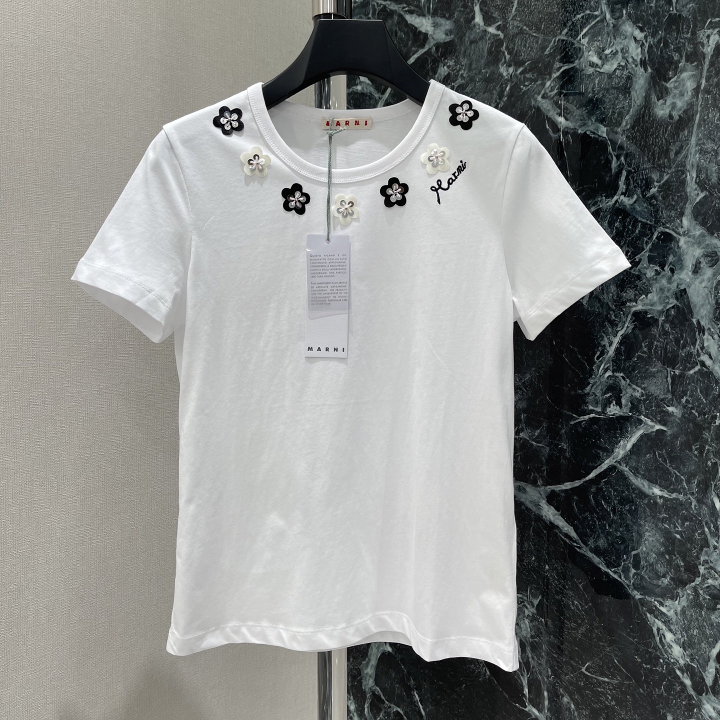 Marn 26夏季新款 花朵短袖T 领口点缀黑白花朵刺绣 细节精致 右肩”Marn品牌刺绣 辨识度满分 