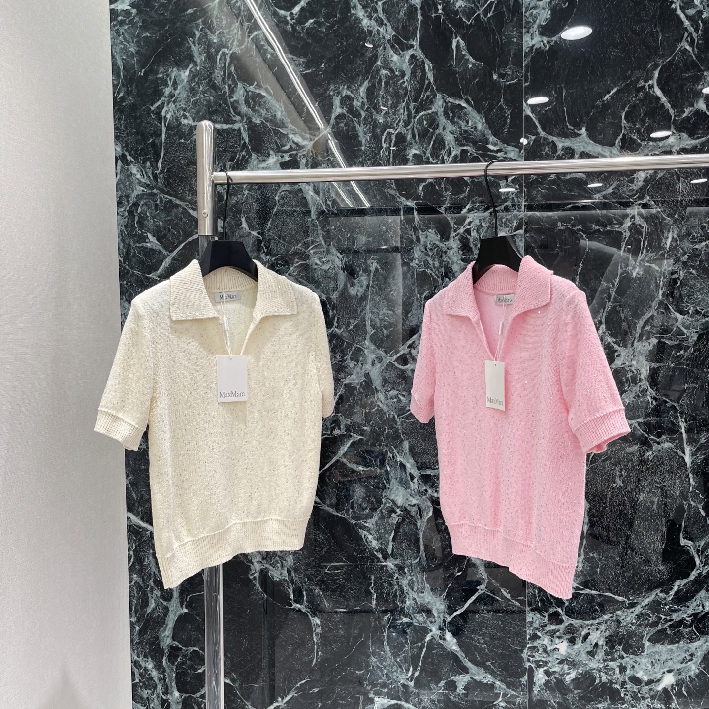 NO:786279,P The highest version on the market, the girl inspects the goods, trims the three marks on the thread, and delivers the goods. You can send pictures and take videos. If you want quality and service, please add me on WeChat. We will not accept urgent orders. MaxMar 26 new summer style sequined knitted Polo shirt, embellished with delicate sequins, low-key and exquisite. Classic Polo collar + short-sleeved design. It can be easily used for commuting and leisure. The sequins sparkle slightly in the light, perfect elegance.  The tailoring is simple, comfortable and high-end. It is a must-have item for 'old money style' wear! Two colors of SML, Maxmara-clothing, T-shirt,19860909P市面最高版本小妹验货、修剪线头上三标、发货可发图及拍视频,要品质要服务的加我微信,不接急单. MaxMar 26夏季新款 珠片针织Polo衫 点缀细腻珠片 低调又精致 经典Polo领+短袖设计 通勤休闲都能轻松驾驭,珠片在光线下微微闪耀 优雅气质满分 剪裁简约,舒适又高级,是”老钱风“穿搭必备单品!两个色SML,麦丝玛拉-服装,T-shirt,,Women's clothing