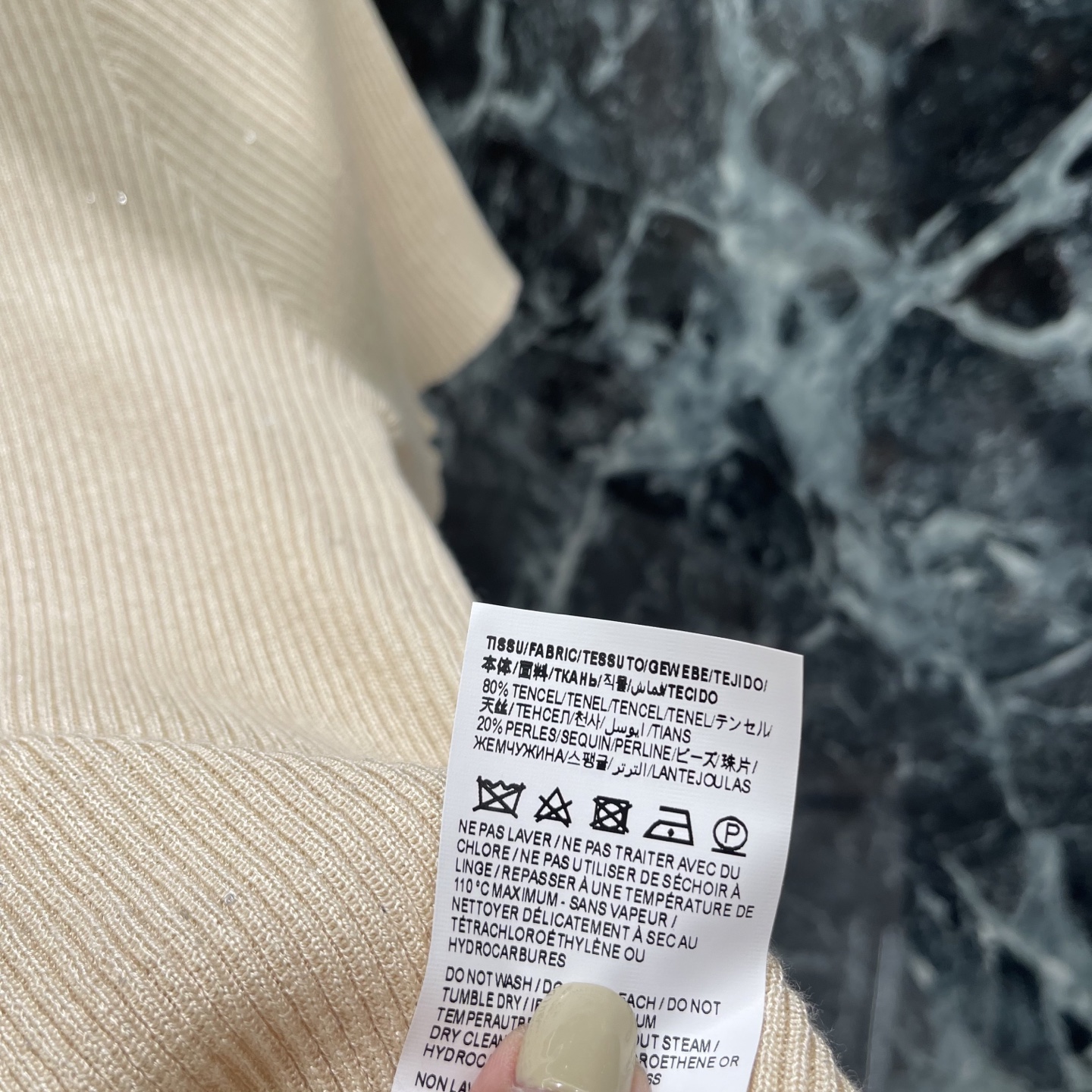 圣罗兰 26夏季新款 针织短袖上衣 高领+五金品牌别针设计 辨识度超高 修身剪裁 轻松凸显身材曲线 通勤