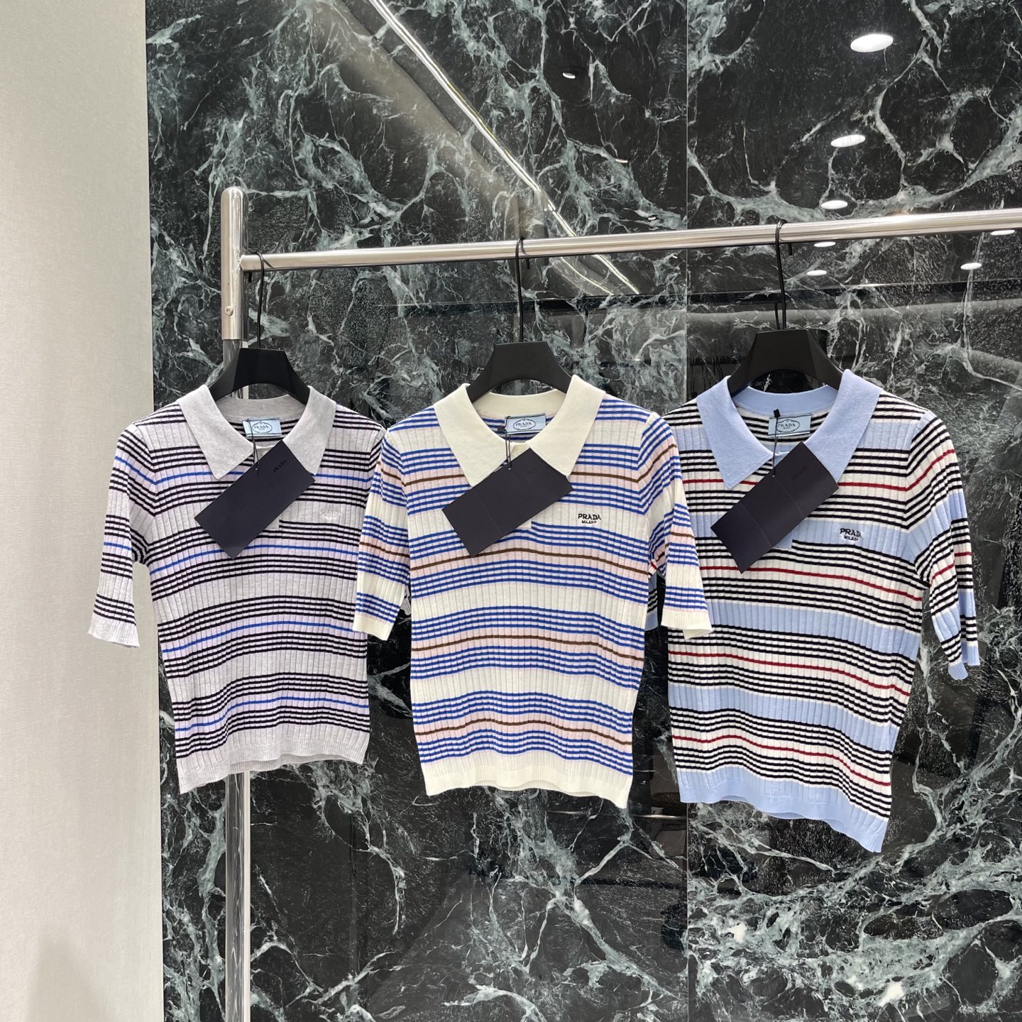 NO:786262,P The highest version on the market, the girl inspects the goods, trims the three marks on the threads, and delivers the goods. You can post pictures and take videos. If you want quality and service, add me on WeChat. We will not accept urgent orders. PD 26 new summer style. Contrast striped knitted short sleeves. Brand letters embroidered on the chest. Full of brand feel. Slim fit. It can be worn alone or layered. Paired with high-waisted shorts and jeans, you can easily get college style or casual style.  The striped design is classic and versatile, and can be easily used in daily commuting and casual occasions! Three colors SML, Prada-clothing, prada, shorts, jeans, T-shirt,19860909P市面最高版本小妹验货、修剪线头上三标、发货可发图及拍视频,要品质要服务的加我微信,不接急单. PD 26夏季新款 撞色条纹针织短袖 胸前品牌字母刺绣 品牌感满满 修身版型 单穿or内搭都OK 搭配高腰短裤 牛仔裤 轻松get学院风or休闲风 条纹设计经典百搭,日常通勤,休闲场合都能轻松驾驭!三个色SML,普拉达-服装,prada,shorts,jeans,T-shirt,,Women's clothing