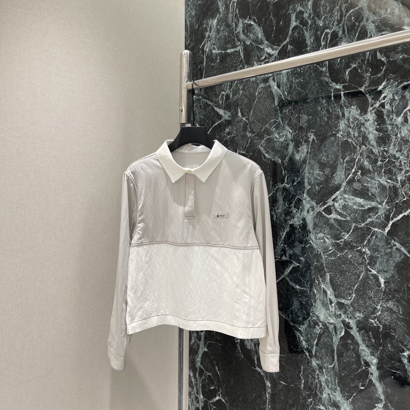 NO:786267,P The highest version on the market, the girl inspects the goods, trims the three marks on the threads, and delivers the goods. You can send pictures and take videos. If you want quality and service, please add me on WeChat. We will not accept urgent orders. PD 26 new summer style. Spliced long-sleeved top. Simple and layered. The buttons are practical and fashionable. The hem is spliced with white cotton. It is visually richer. It can be easily used for commuting and leisure. Pair with light-colored trousers or skirts.  The lazy temperament is easy to get, and it is a versatile must-have item for the summer wardrobe! One color SML, Prada-clothing, prada, skirts,19860909P市面最高版本小妹验货、修剪线头上三标、发货可发图及拍视频,要品质要服务的加我微信,不接急单. PD 26夏季新款 拼接长袖上衣 简约又有层次感 纽扣点缀实用又时髦 下摆拼接白色棉质 视觉更丰富 通勤休闲都能轻松驾驭 搭配浅色裤装或裙装 慵懒气质轻松get,是夏季衣橱百搭必备单品!一个色SML,普拉达-服装,prada,skirts,,Women's clothing