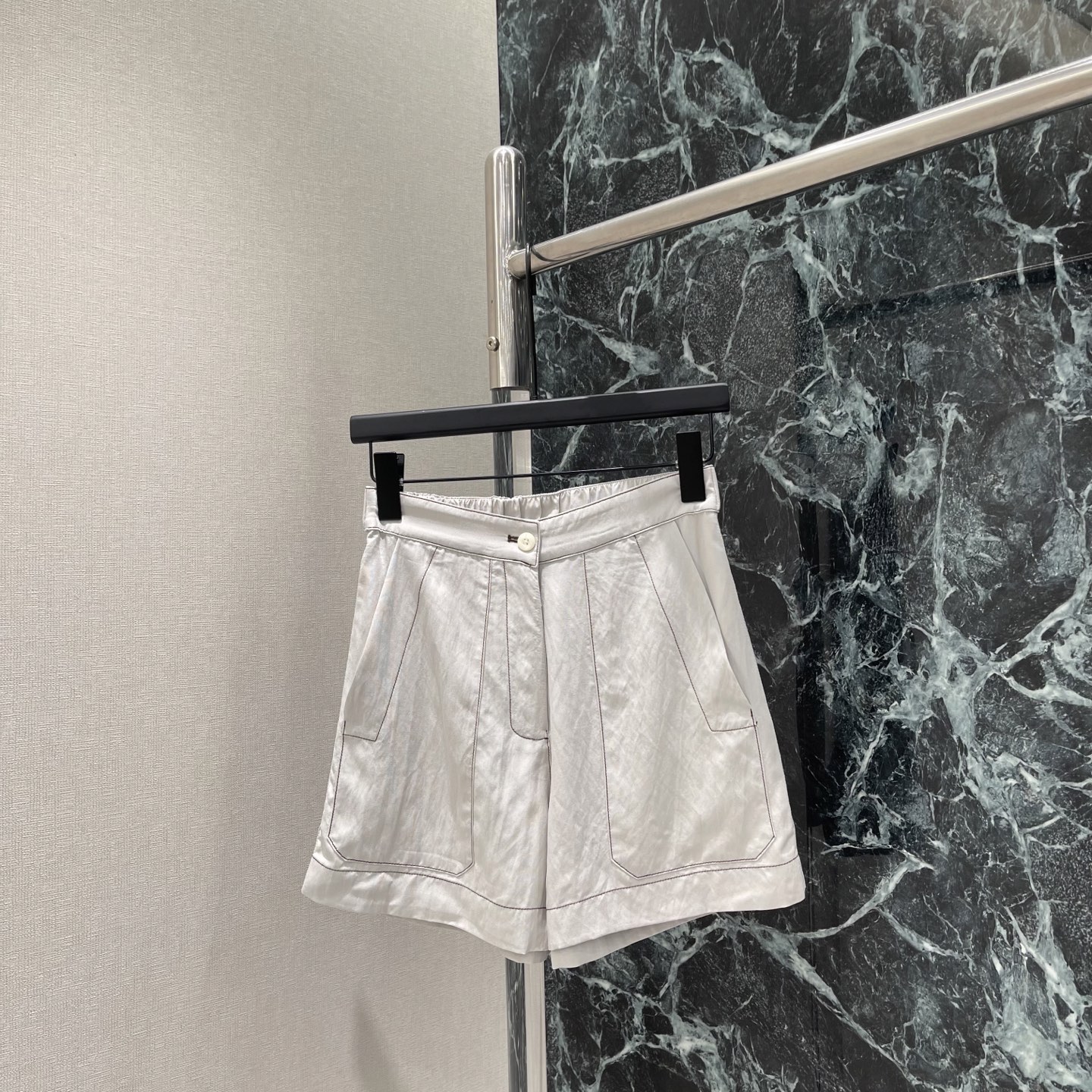 NO:786272,P The highest version on the market, the girl inspects the goods, trims the three marks on the threads, and delivers the goods. You can post pictures and take videos. If you want quality and service, please add me on WeChat. We will not accept urgent orders. PD 26 new summer style elastic waist shorts, modified waistline, full of layering, off-white with low saturation, versatile and not picky about skin color. You can easily get the Korean style relaxation by wearing a shirt or blouse. It can be worn for commuting, shopping, and vacation.  Practical and fashionable. One color SML, Prada-clothing, prada, shorts, shirts,19860909P市面最高版本小妹验货、修剪线头上三标、发货可发图及拍视频,要品质要服务的加我微信,不接急单. PD 26夏季新款 松紧腰短裤 修饰腰线 层次感满满 米白色低饱和度 百搭不挑肤色 随手搭衬衫或罩衫就能轻松get韩系松弛感~通勤,逛街,度假都能穿 实用又时髦.一个色SML,普拉达-服装,prada,shorts,shirts,,Women's clothing
