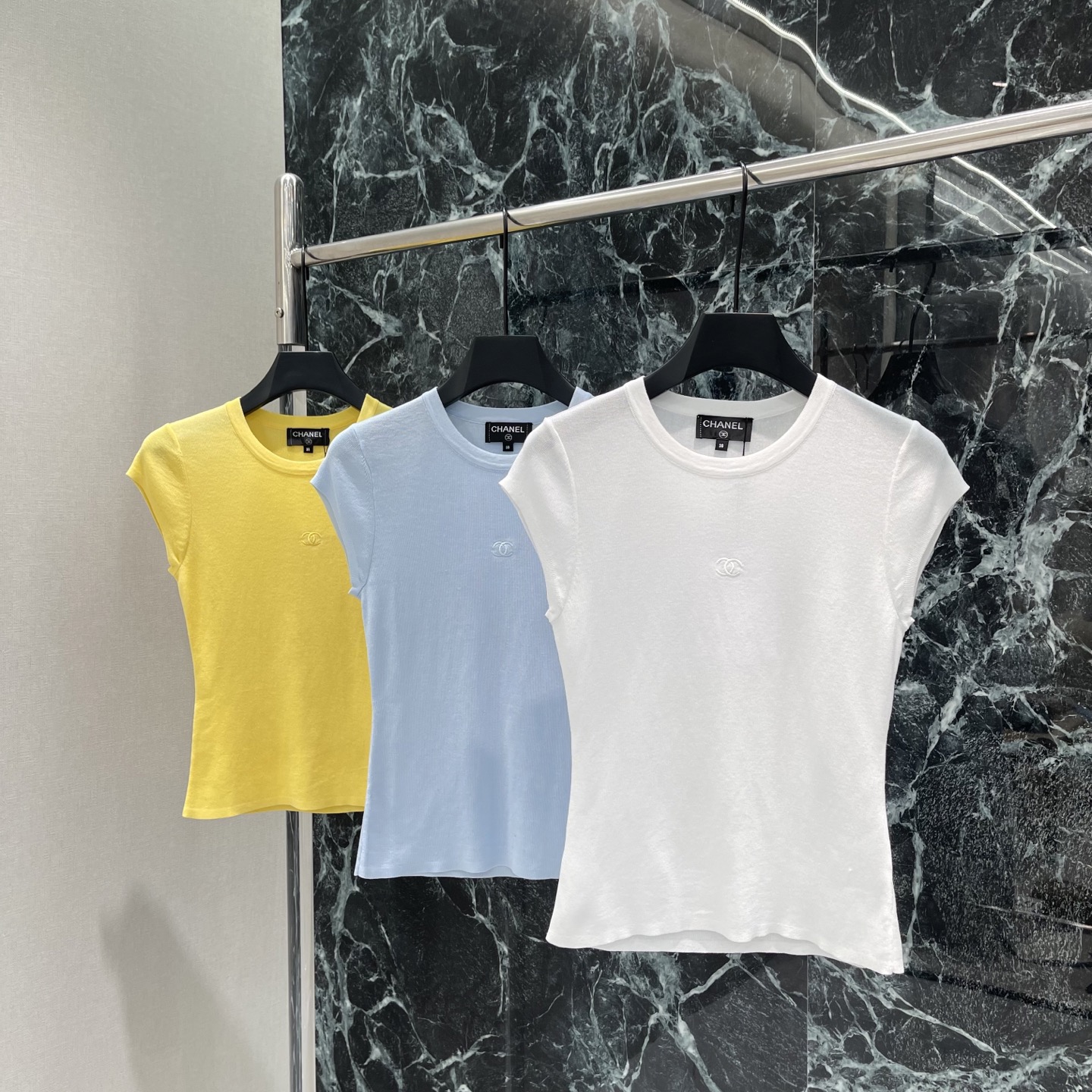 NO:786252,P The highest version on the market, the girl inspects the goods, trims the three marks on the threads, and delivers the goods. You can post pictures and take videos. If you want quality and service, add me on WeChat. We will not accept urgent orders. Xiaoxiang 26 new summer style knitted vest with embroidered small label. Round neck + short sleeve design. The double C embroidery on the chest is very recognizable. Simple and versatile. It can be worn alone or as an inner layer. It is easy to switch styles. It can be easily used for daily commuting and shopping.  It looks great with skirts and trousers ~ three colors SML, Chanel-clothing, chanel, skirts, T-shirt,19860909P市面最高版本小妹验货、修剪线头上三标、发货可发图及拍视频,要品质要服务的加我微信,不接急单. 小香 26夏季新款 刺绣小标针织背心 圆领+短袖设计胸前双C刺绣超有辨识度 简约百搭 单穿or内搭都OK轻松切换风格 日常通勤 逛街都能轻松驾驭 搭裙装裤装都很出彩~三个色SML,香奈儿-服装,chanel,skirts,T-shirt,,Women's clothing