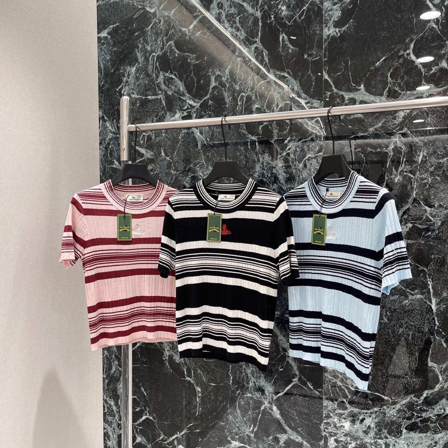 NO:786247,P The highest version on the market, the girl inspects the goods, trims the three marks on the threads, and delivers the goods. You can post pictures and take videos. If you want quality and service, please add me on WeChat. We will not accept urgent orders. Saturn 26 new summer model, striped knitted short sleeves, contrasting stripe design, retro and fashionable, Logo embroidery on the chest, perfect brand recognition, loose fit, not picky about the figure, can be worn for daily commuting and vacation, paired with wide-leg pants or jeans  Easily get French lazy style. Three colors SML, women's clothing, jeans, T-shirt,19860909P市面最高版本小妹验货、修剪线头上三标、发货可发图及拍视频,要品质要服务的加我微信,不接急单. 土星 26夏季新款 条纹针织短袖 撞色条纹设计 复古又时髦 胸前Logo刺绣 品牌辨识度满分 宽松版型不挑身材 日常通勤 度假都能穿 搭配阔腿裤或牛仔裤 轻松get法式慵懒风.三个色SML,女装,jeans,T-shirt,,Women's clothing