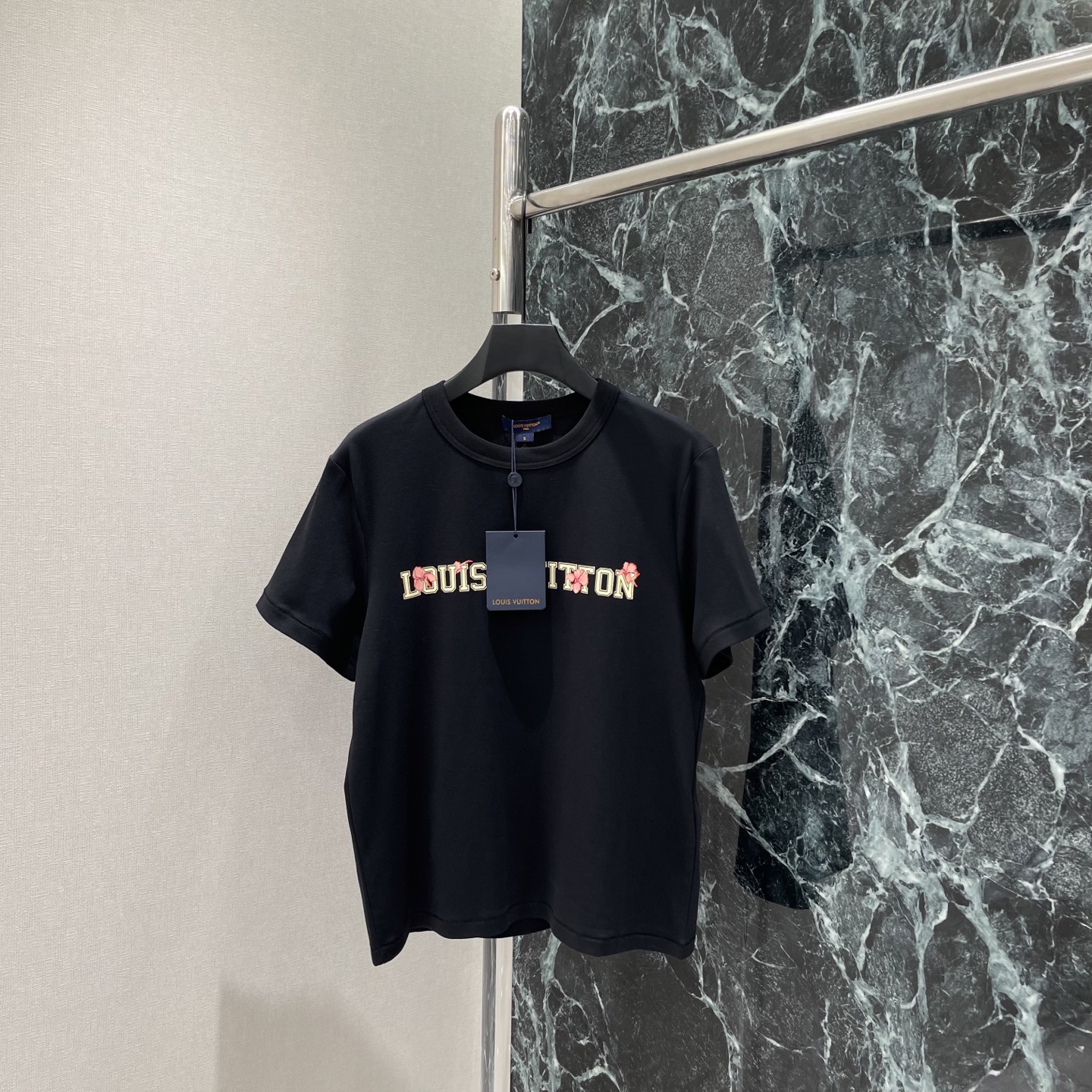 NO:786361,P The highest version on the market, the girl will inspect the goods, trim the three marks on the threads, and ship the goods. If you want quality or service, please add me on WeChat. We will not accept urgent orders. Louis 26 new summer style printed T-shirt with brand letters and floral pattern on the front. Simple and recognizable. Loose fit. Super comfortable to wear in spring and summer. It is very fashionable to wear with high-waisted skirts or casual pants! You can easily control the fashion sense every day on the street or on vacation ~ One color SML, Louis Vuitton - clothing, louis  vuitton,skirts,tees,t-shirt,19860909P市面最高版本小妹验货、修剪线头上三标、发货可发图及拍视频,要品质要服务的加我微信,不接急单. 路易 26夏季新款 印花T恤 正面品牌字母+花卉图案 简约又有辨识度 宽松版型 春夏穿超舒适,随便搭高腰裙or休闲裤都很时髦!日常出街 度假都能轻松驾驭时尚感满分~一个色SML,路易威登-服装,louis vuitton,skirts,tees，t-shirt,,Women's clothing