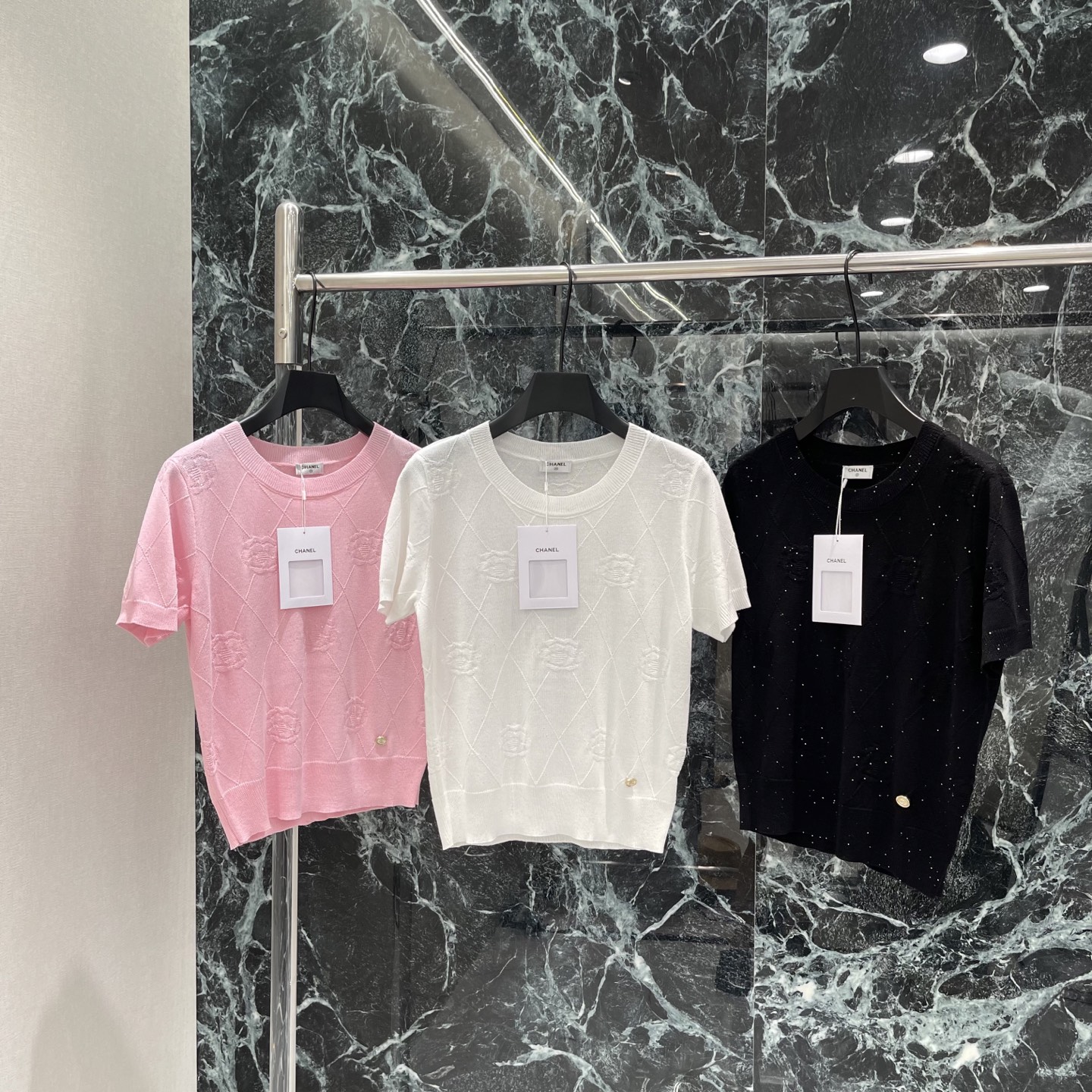 NO:786273,P The highest version on the market, the girl inspects the goods, trims the three marks on the threads, and delivers the goods. You can send pictures and videos. If you want quality and service, add me on WeChat. We will not accept urgent orders. Xiaoxiang 26 new summer flower knitted short sleeves. Soft knitted fabric + exquisite rhombus embroidery. Full sense of detail. The shoulder design modifies the shoulder lines. The round neck is simple and elegant, versatile and not picky. It can be easily worn for commuting or leisure. It looks great with jeans, skirts or suit pants.  Easily switch between multiple styles! Three colors SML, Chanel-clothing, chanel, skirts, jeans, T-shirt, business suit,19860909P市面最高版本小妹验货、修剪线头上三标、发货可发图及拍视频,要品质要服务的加我微信,不接急单. 小香 26夏季新款 花朵针织短袖 柔软针织面料+精致菱格刺绣 细节感满满 正肩设计修饰肩部线条 圆领简约大方,百搭不挑人 无论通勤还是休闲都能轻松驾驭~搭配牛仔裤,半裙或西装裤都很出彩 轻松切换多种风格!三个色SML,香奈儿-服装,chanel,skirts,jeans,T-shirt,business suit,,Women's clothing