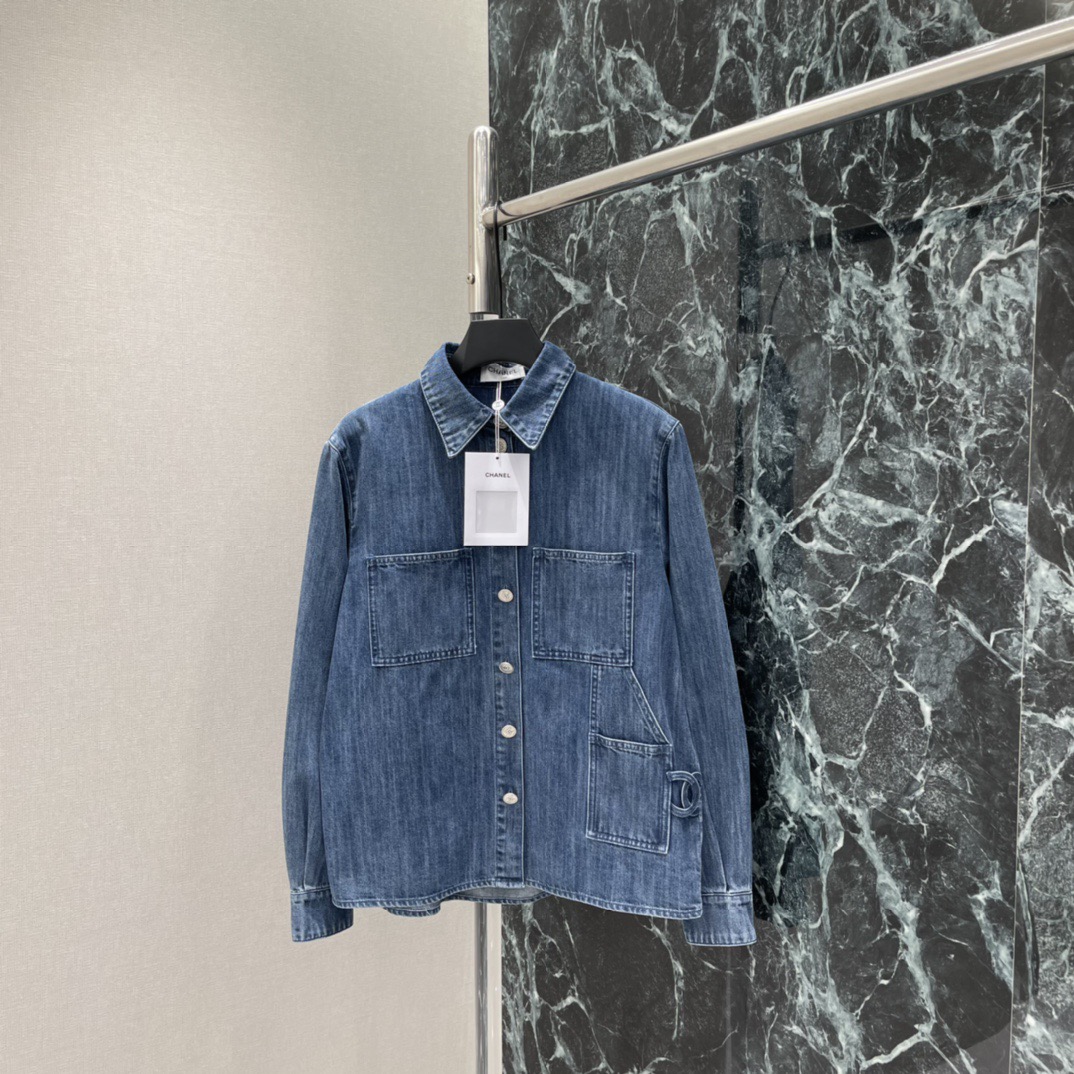 NO:786157,P The highest version on the market, the girl inspects the goods, trims the three marks on the thread, and delivers pictures and videos. If you want quality and service, please add me on WeChat. We will not accept urgent orders. Xiaoxiang 26 spring and summer new long-sleeved denim jacket, classic lapel + multi-pocket design, practical and detailed. Double symmetrical pockets on the front. The double C logo in the lower left corner is very recognizable! The loose version can be easily used for commuting and leisure. The retro blue tone is white and versatile.  A must-have for fashionistas! One-color ready-made SML, Chanel-clothing, chanel, jackets & coats,19860909P市面最高版本小妹验货、修剪线头上三标、发货可发图及拍视频,要品质要服务的加我微信,不接急单. 小香 26春夏新款 长袖牛仔外套 经典翻领+多口袋设计 实用又有细节感 正面双对称口袋 左下角双C标志超有辨识度!版型宽松 通勤休闲都能轻松驾驭 复古蓝色调 显白又百搭 时髦精必入!一个色现货SML,香奈儿-服装,chanel,jackets & coats,,Women's clothing