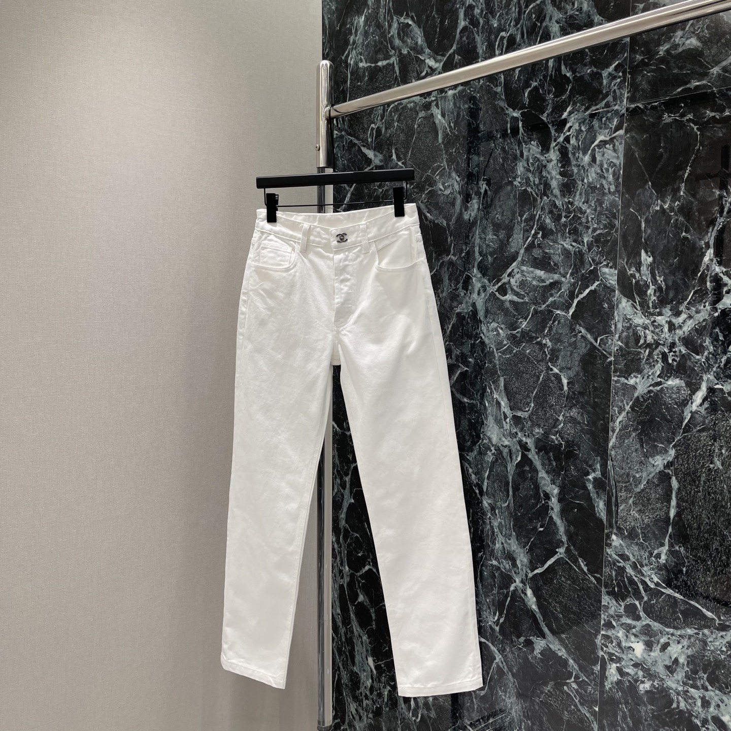 NO:818631,P The highest version on the market, the girl inspects the goods, trims the three marks on the threads, and delivers pictures. If you want quality and service, add me on WeChat. We will not accept urgent orders. Xiaoxiang 26 new summer double C jeans. The double C embroidery on the back pocket is very recognizable. The high-waisted straight design modifies the waist-to-hip ratio and makes you look slimmer and longer legs! The metal double-C rotating button is full of details. It is practical and fashionable. It can be easily used for daily commuting and leisure. Paired with a shirt or sweater.  Easily get French elegance or American retro style. One color ready-made SML, Chanel-clothing, chanel, jeans, shirts,19860909P市面最高版本小妹验货、修剪线头上三标、发货可发图及拍视频,要品质要服务的加我微信,不接急单. 小香 26夏季新款 双C牛仔裤 后袋双C刺绣超有辨识度.高腰直筒设计 修饰腰臀比例 显瘦又显腿长!金属双C旋转纽扣 细节满分 实用又时髦 日常通勤 休闲都能轻松驾驭 搭配衬衫或针织衫 轻松get法式优雅or美式复古风.一个色现货SML,香奈儿-服装,chanel,jeans,shirts,,Women's clothing