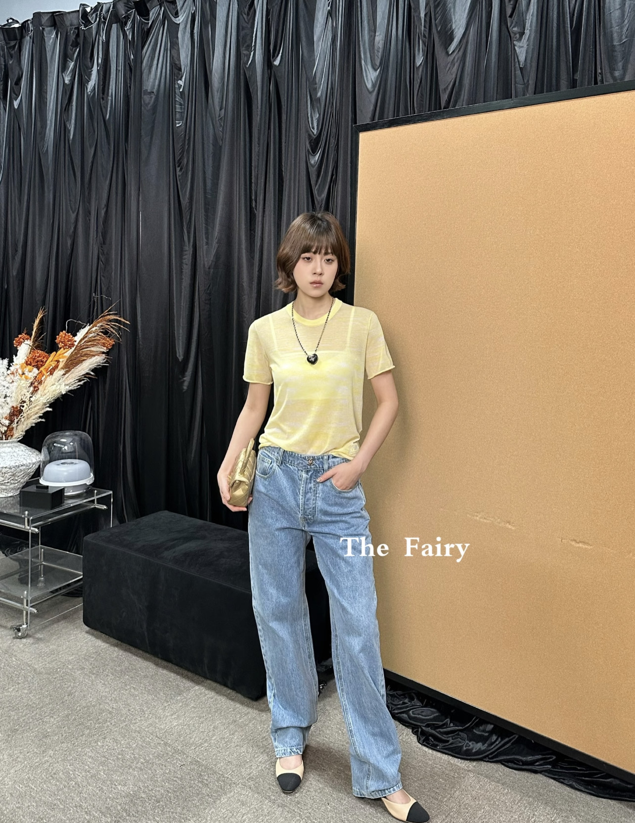 小香 26夏季新款 双C牛仔裤 浅蓝水洗丹宁面料 后袋双C刺绣超有辨识度。高腰直筒设计 修饰腰臀比例 显