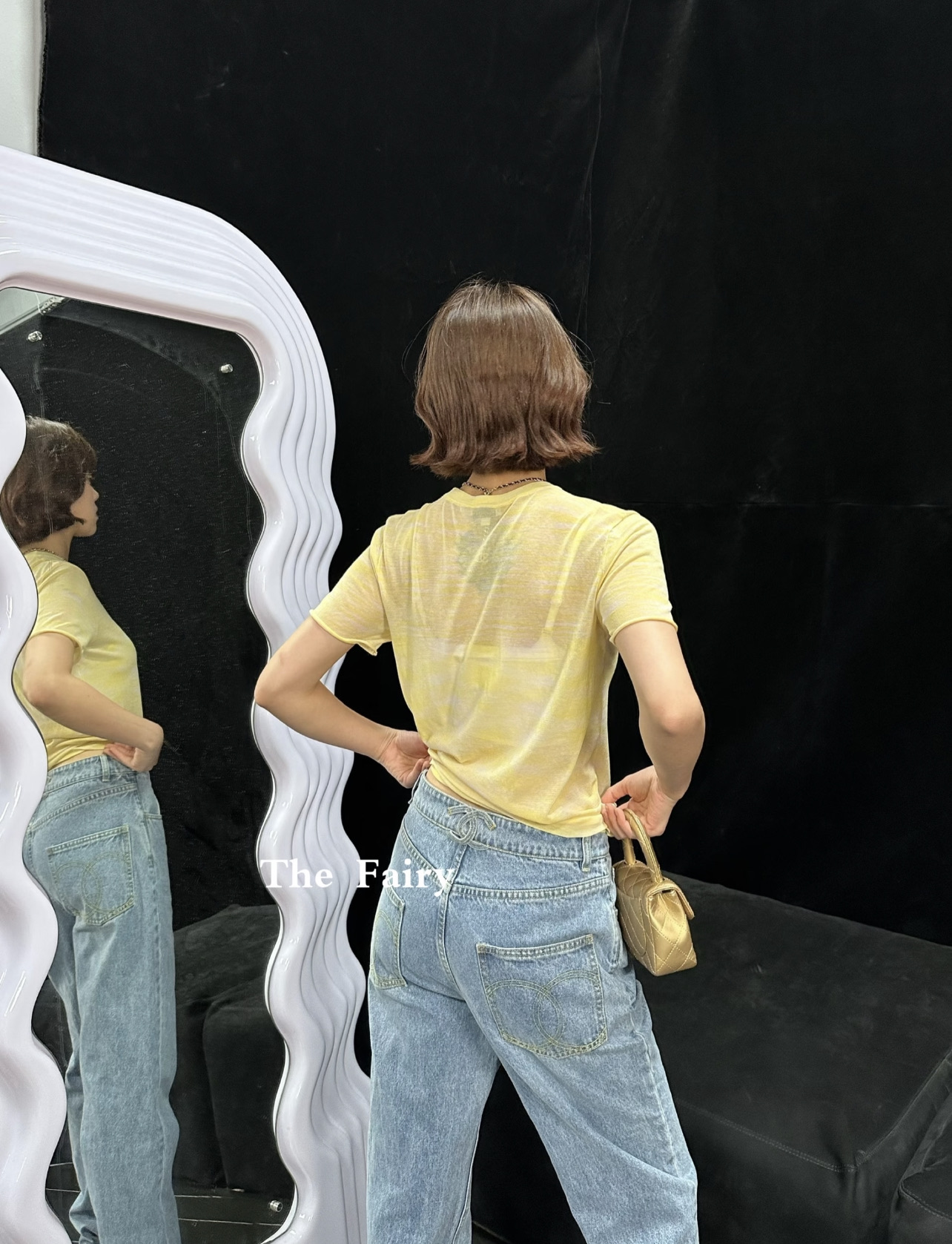 小香 26夏季新款 双C牛仔裤 浅蓝水洗丹宁面料 后袋双C刺绣超有辨识度。高腰直筒设计 修饰腰臀比例 显
