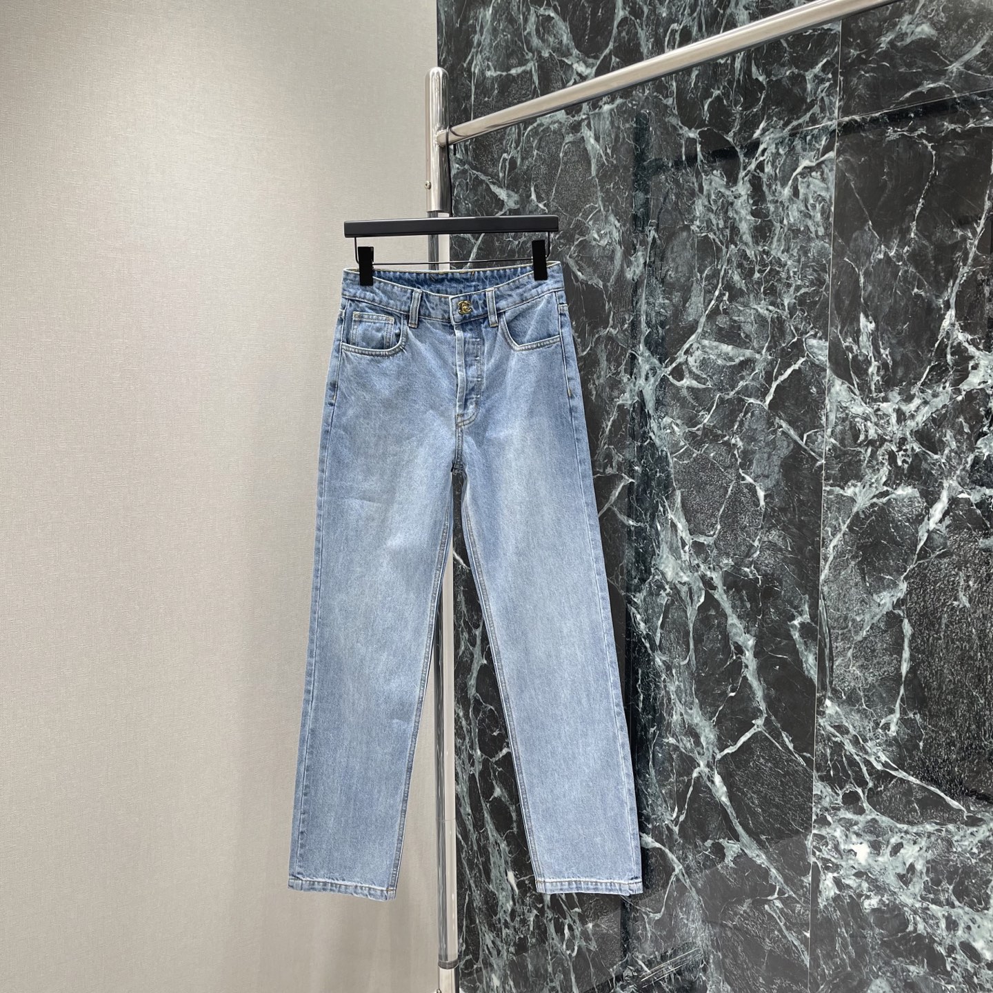 NO:818638,P The highest version on the market, the girl inspects the goods, trims the three marks on the threads, and delivers the goods. You can send pictures and videos. If you want quality and service, add me on WeChat. We will not accept urgent orders. Xiaoxiang 26 new summer double C jeans, light blue washed denim fabric, double C embroidery on the back pocket is very recognizable. High waist straight design, modified waist and hip ratio, slimming and long legs! Metal double C rotating buttons, perfect details, practical and fashionable, can be easily used for daily commuting and leisure.  Pair it with a shirt or sweater to easily get French elegance or American retro style. One color in stock SML, Chanel-clothing, chanel, jeans, shirts,19860909P市面最高版本小妹验货、修剪线头上三标、发货可发图及拍视频,要品质要服务的加我微信,不接急单. 小香 26夏季新款 双C牛仔裤 浅蓝水洗丹宁面料 后袋双C刺绣超有辨识度.高腰直筒设计 修饰腰臀比例 显瘦又显腿长!金属双C旋转纽扣 细节满分 实用又时髦 日常通勤 休闲都能轻松驾驭 搭配衬衫或针织衫 轻松get法式优雅or美式复古风.一个色现货SML,香奈儿-服装,chanel,jeans,shirts,,Women's clothing
