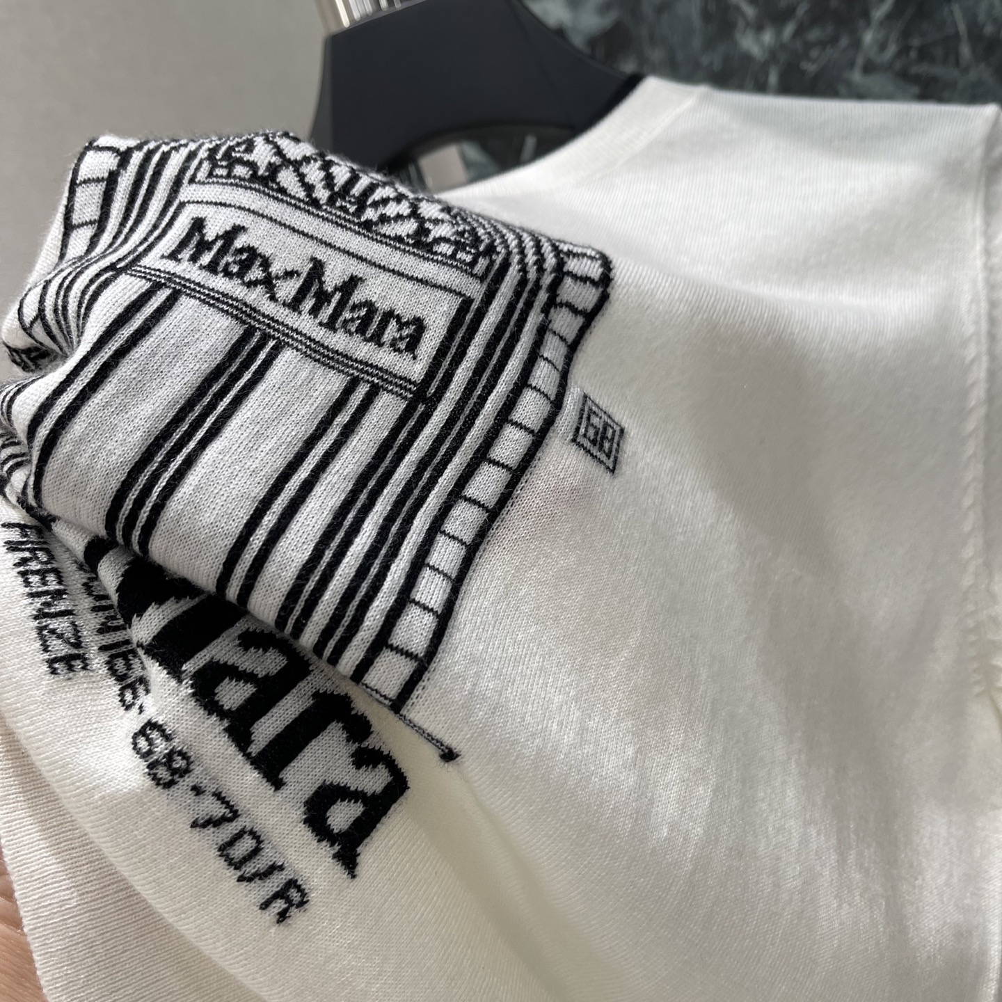 MaxMar 26夏季新款 刺绣针织短袖 胸前拱门刺绣+品牌字母 细节满分 圆领撞色罗纹设计 日常通勤都