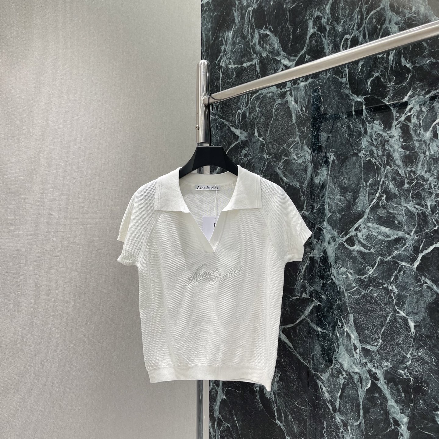 NO:820464,P The highest version on the market, the girl inspects the goods, trims the three marks on the thread, and delivers the goods. You can send pictures and videos. If you want quality and service, add me on WeChat. We will not accept urgent orders. Acne 26 new summer knitted Polo shirt. The seagull collar design is elegant and stylish. The brand embroidery on the chest is low-key to enhance recognition. The short sleeves are simple and versatile. It can be easily used for commuting and leisure. It can be worn with light-colored trousers or casual pants. Refreshing gentleman style. It is a must-have item in the summer wardrobe. One color SML, women's clothing, acne  studios,T-shirt,19860909P市面最高版本小妹验货、修剪线头上三标、发货可发图及拍视频,要品质要服务的加我微信,不接急单. Acne 26夏季新款 针织Polo衫 海鸥领设计优雅又有型 胸前品牌刺绣低调提升辨识度 短袖简约百搭 通勤休闲都能轻松驾驭,搭配浅色西裤或休闲裤 清爽绅士风 是夏季衣橱必备单品一个色SML,女装,acne studios,T-shirt,,Women's clothing