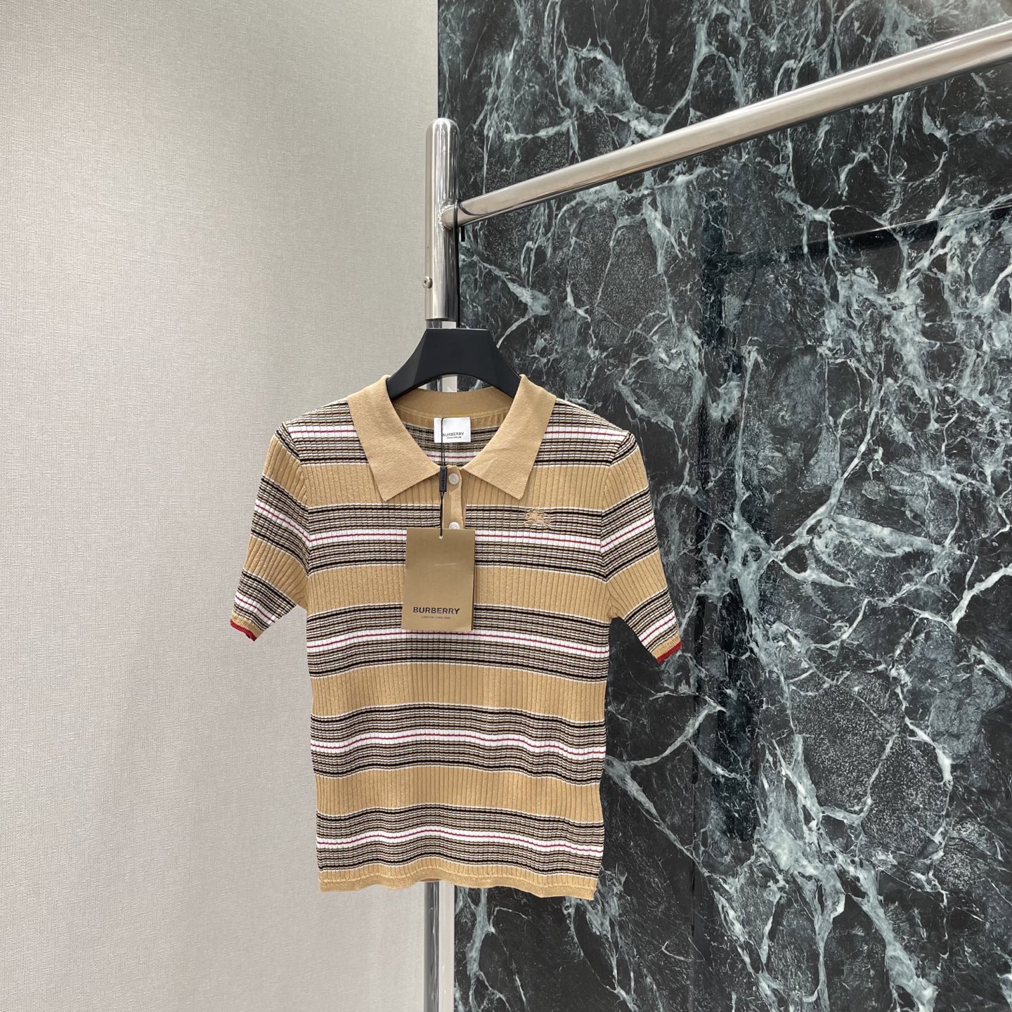 NO:820488,P The highest version on the market, the girl inspects the goods, trims the three marks on the threads, and delivers the goods. You can send pictures and videos. If you want quality and service, please add me on WeChat. We will not accept urgent orders. BBR 26 new summer style striped knitted Polo shirt. War horse pattern embroidered on the chest. Recognizable. Polo collar + half-open button design. Full of college feel. Contrast color details on the cuffs are extra points. Slim-fitting tailoring. Easily highlights the body. Pairs with jeans or skirts.  Easily get Korean or French style! One color SML, Burberry-clothing, skirts, jeans,19860909P市面最高版本小妹验货、修剪线头上三标、发货可发图及拍视频,要品质要服务的加我微信,不接急单. BBR 26夏季新款 条纹针织Polo衫 胸前刺绣战马图案 辨识度拉满 Polo领+半开扣设计 学院感满满 袖口撞色细节超加分 修身剪裁 轻松凸显身形 搭配牛仔裤或半裙 轻松get韩系or法式风格!一个色SML,博柏利-服装,skirts,jeans,,Women's clothing