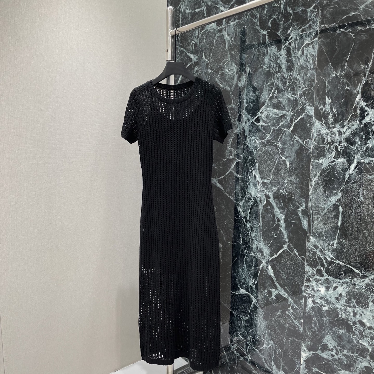 NO:820460,P The highest version on the market, the girl inspects the goods, trims the three marks on the threads, and delivers the goods. You can post pictures and take videos. If you want quality and service, please add me on WeChat. We will not accept urgent orders. 26 new summer style hollow knitted dress. The grid hollow design is perfect for summer! Long style + short-sleeved round neck. Simple and versatile. It can be worn alone or layered. The fabric is light and comfortable, and can be easily used for daily commuting and vacations.  Pair it with sandals or white shoes for a fresh and natural style! Two colors SML, women's clothing, sandals, skirts, T-shirt,19860909P市面最高版本小妹验货、修剪线头上三标、发货可发图及拍视频,要品质要服务的加我微信,不接急单. 26夏季新款 镂空针织连衣裙 网格镂空设计超适合夏天!长款+短袖圆领 简约又百搭 单穿或叠穿都很OK 面料轻盈舒适 日常通勤 度假都能轻松驾驭 搭配凉鞋或小白鞋,清新自然风get!两个色SML,女装,sandals,skirts,T-shirt,,Women's clothing